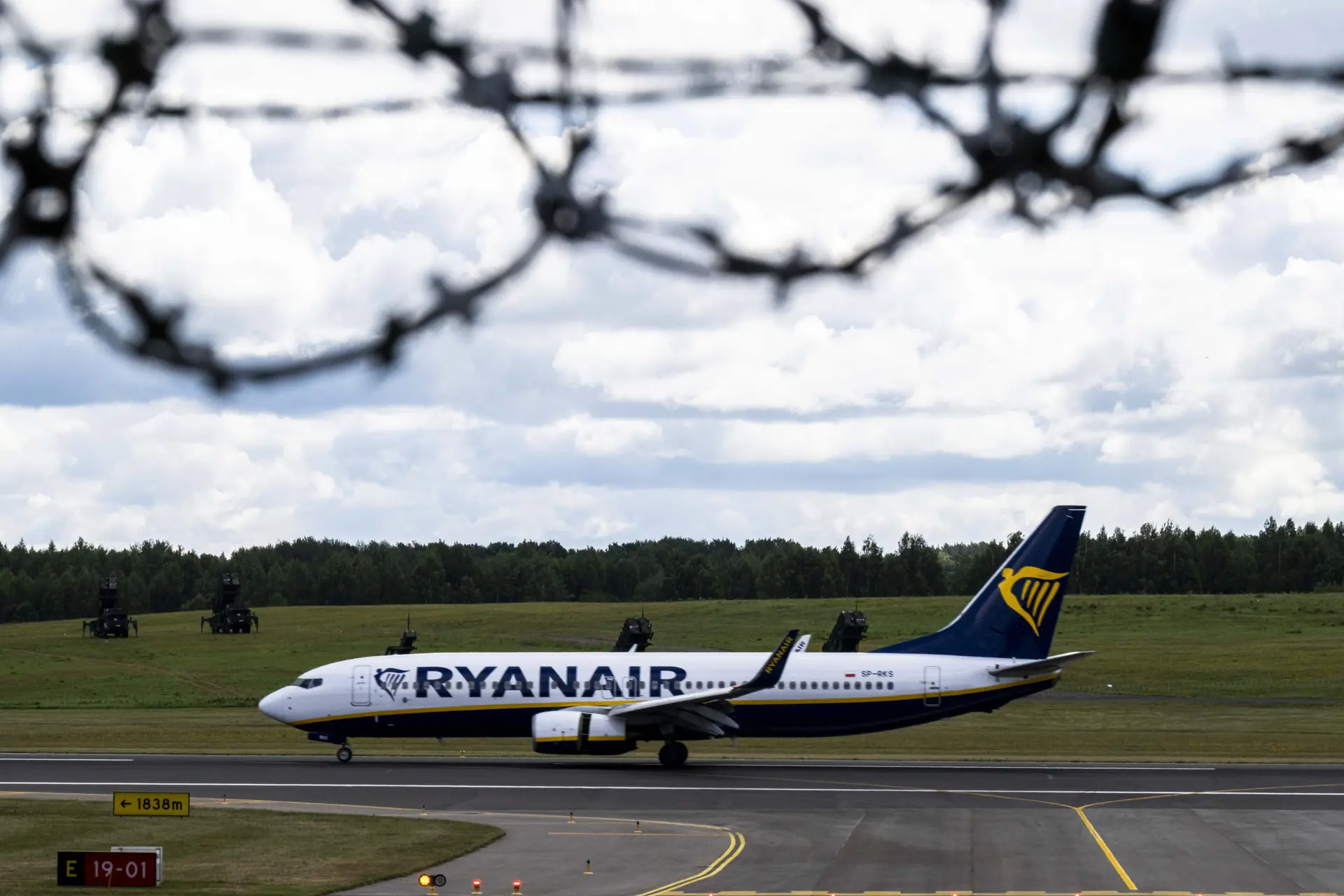 Oito horas na fila, sem comida nem alojamento na Madeira: passageiros acusam Ryanair de falta de organização