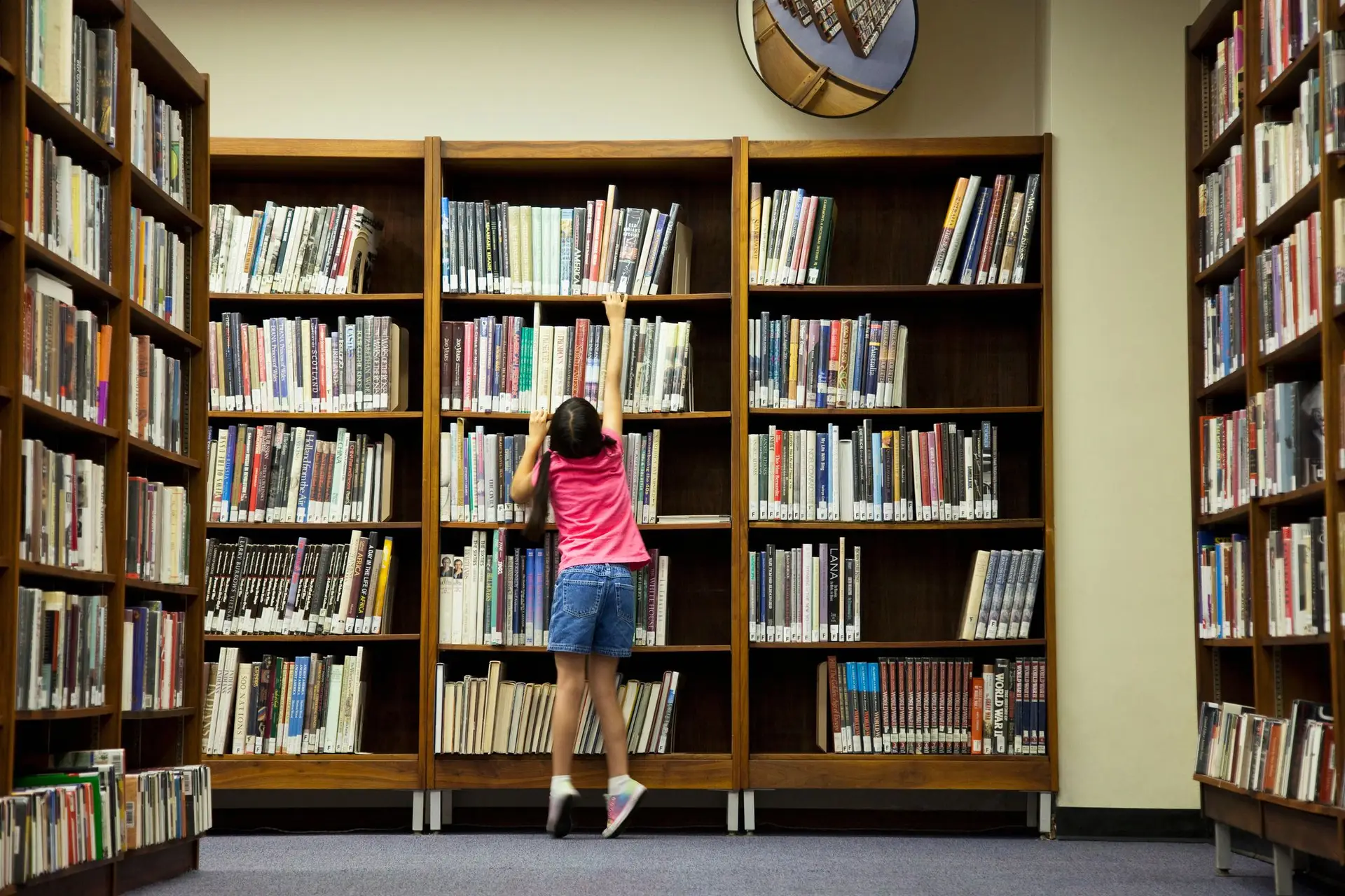 Bibliotecários escolares no Reino Unido revelam pressão para retirar livros LGBT
