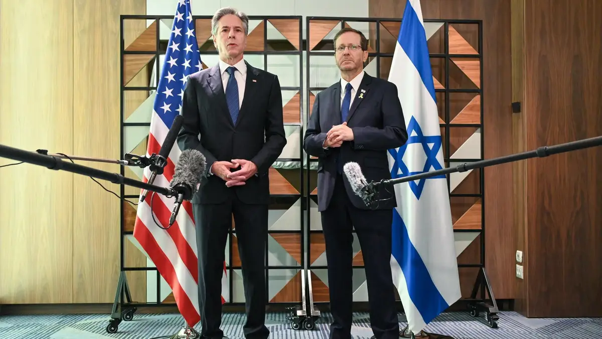 Blinken, chefe da diplomacia dos EUA, e Herzog, Presidente israelita, em Telavive.