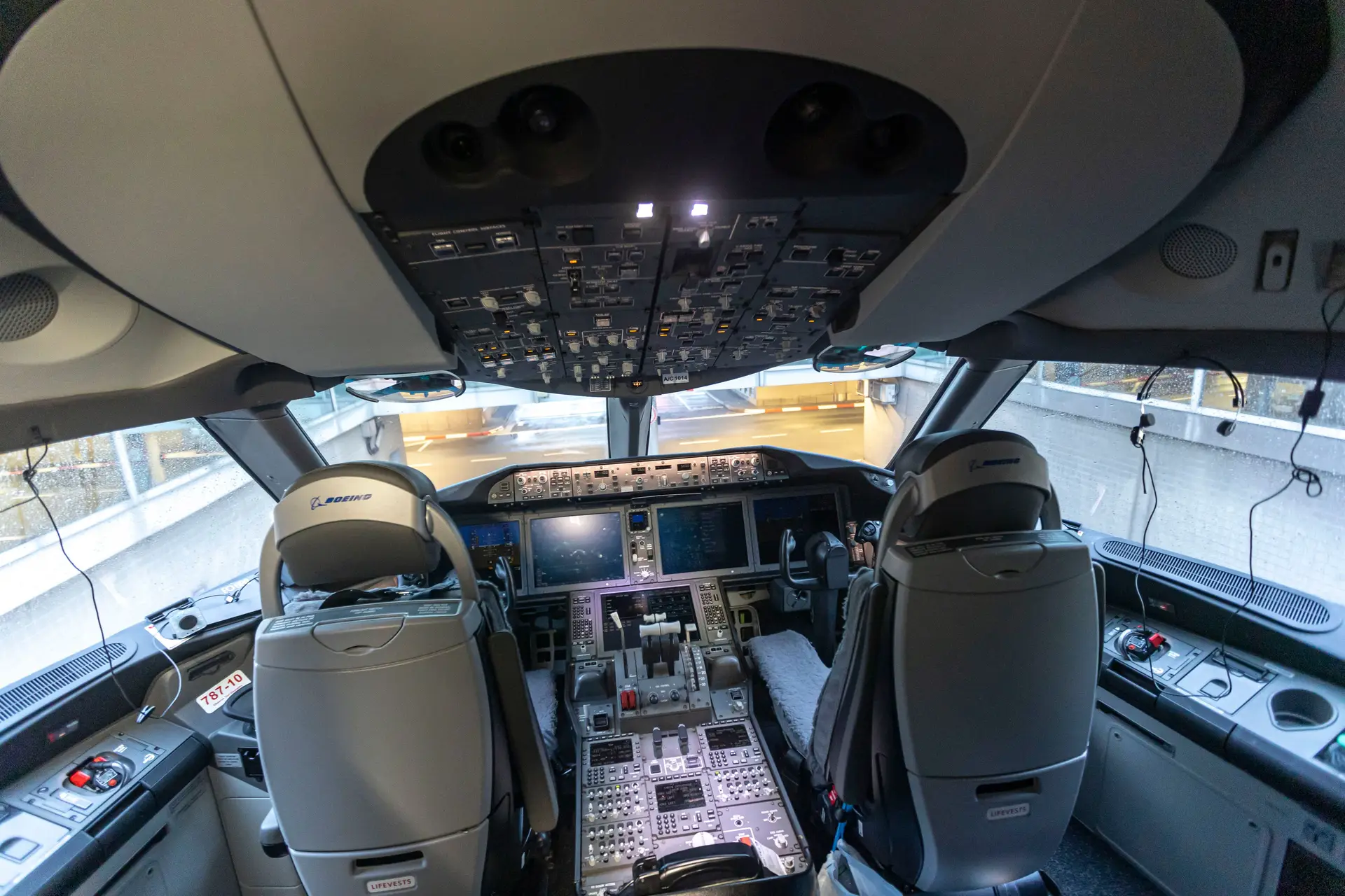 Cadeiras de piloto de aviões Boeing 787 vão ser inspecionadas devido a "movimento descontrolado"