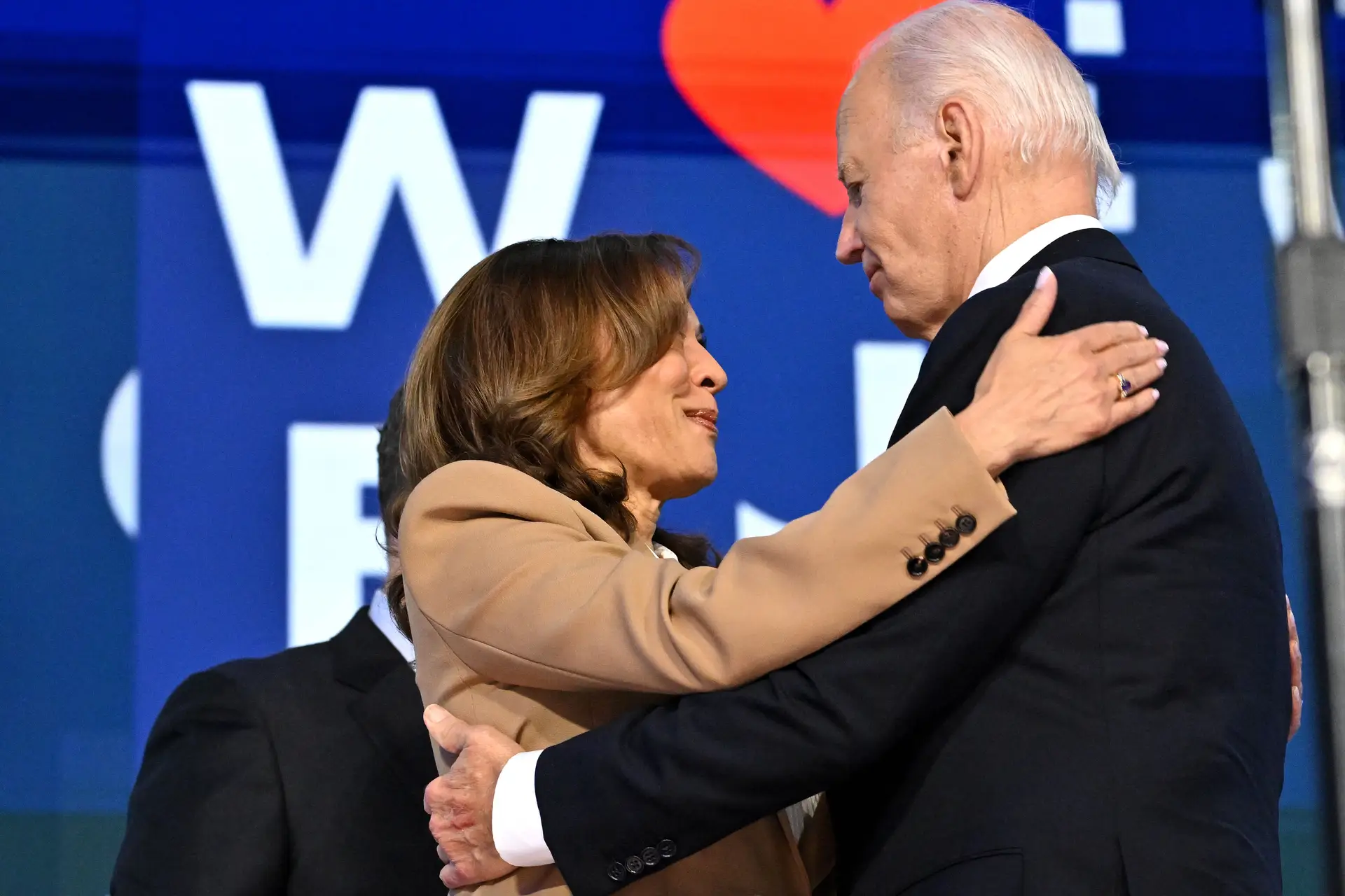 DIA D-77: Biden vê em Kamala "a Presidente de que todos se orgulharão"