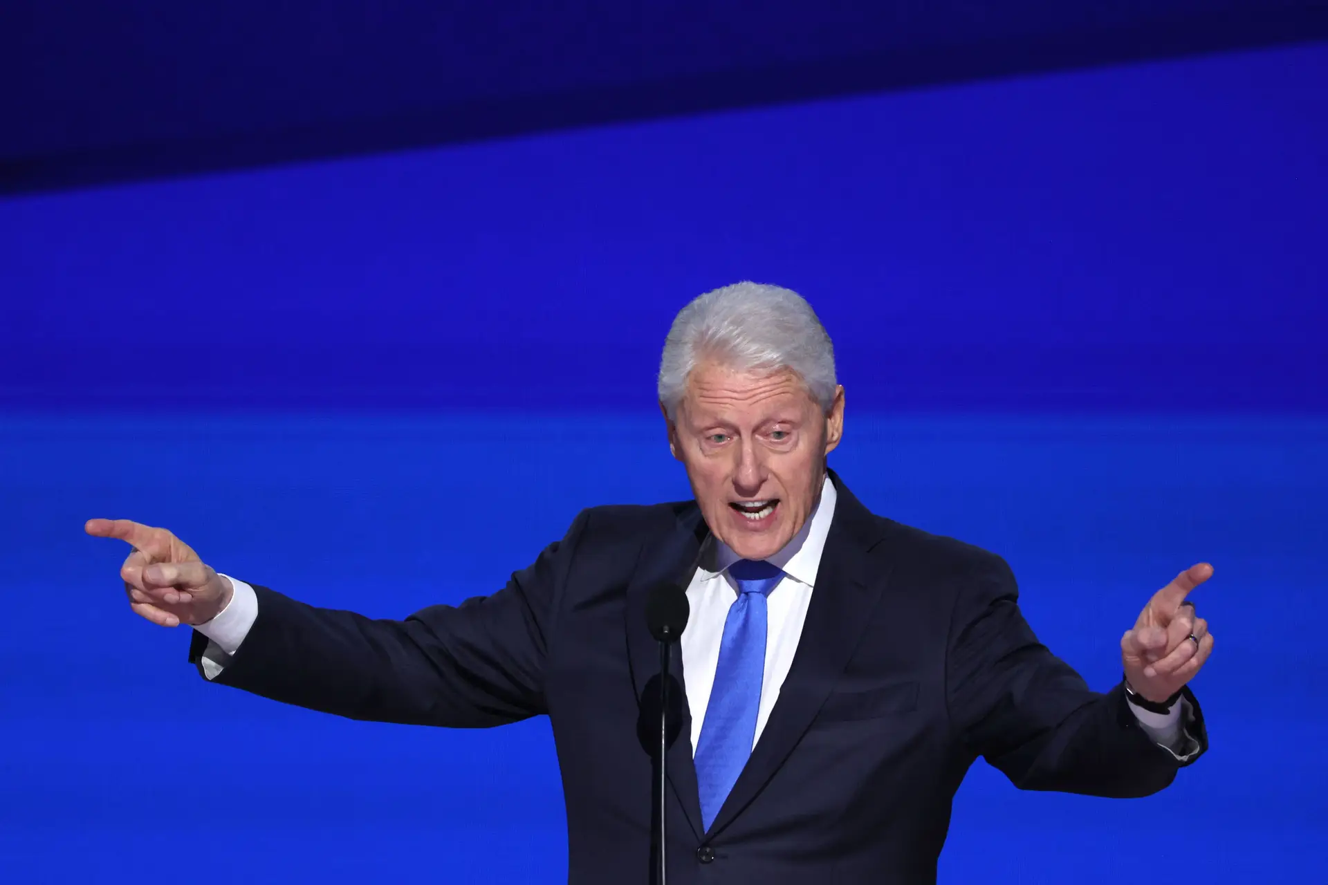 Bill Clinton insta americanos a denunciarem "cenas horríveis" em Minneapolis