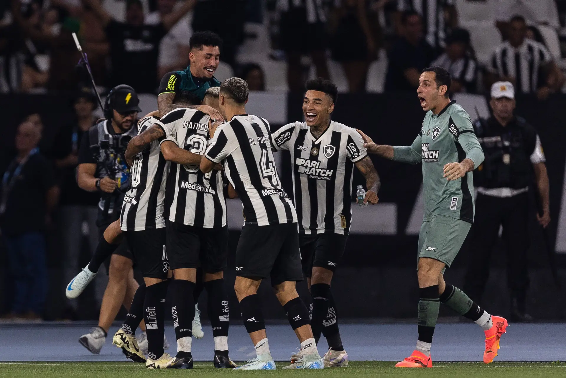 Artur Jorge vence Abel Ferreira e Botafogo está nos 'quartos' da Libertadores