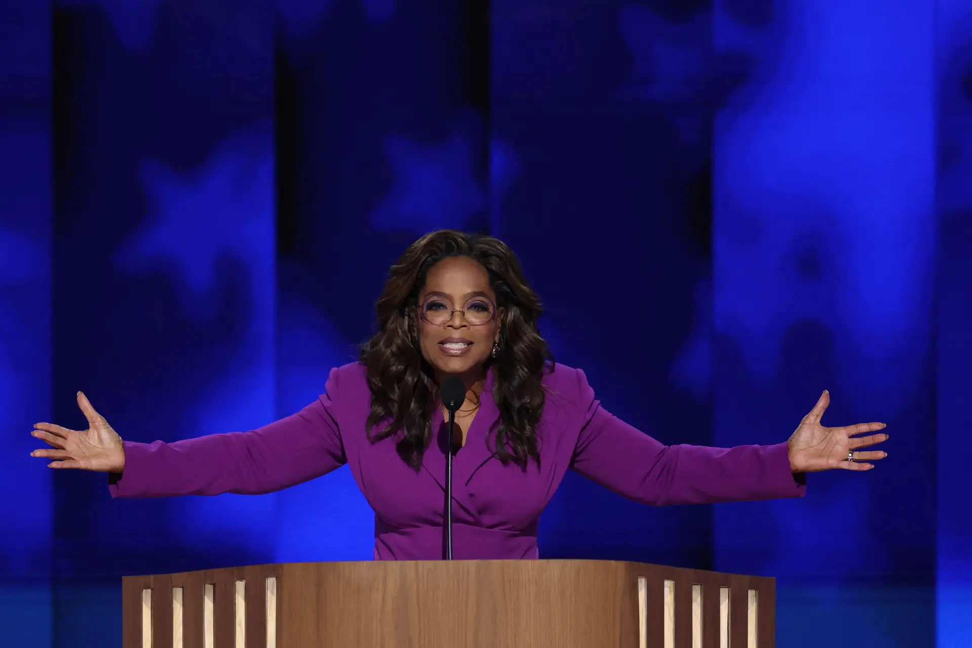 A empresária e ex-apresentadora Oprah Winfrey a discursar na Convenção Democrata, em Chicago, nos Estados Unidos da América