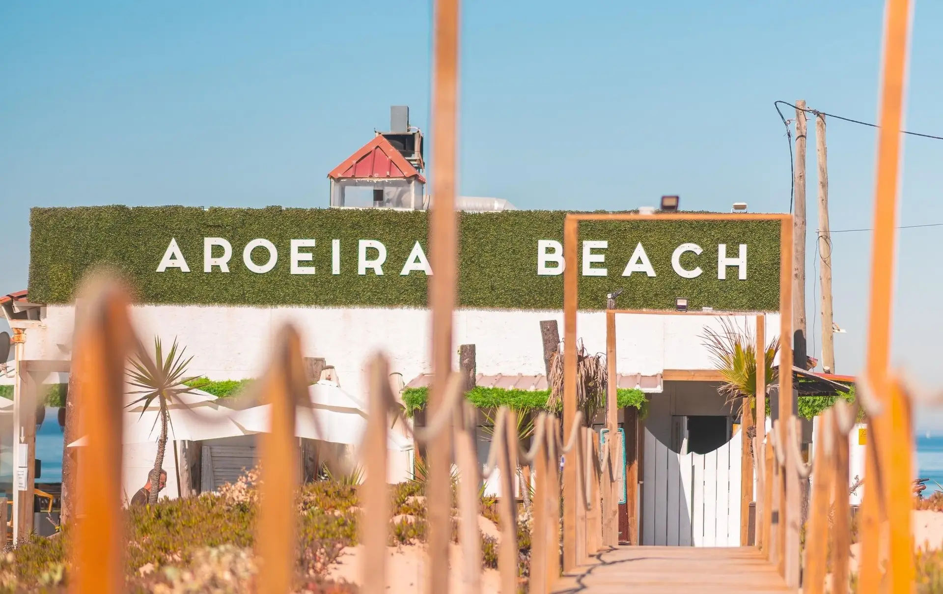 Incêndio destrói bar de praia na Costa da Caparica