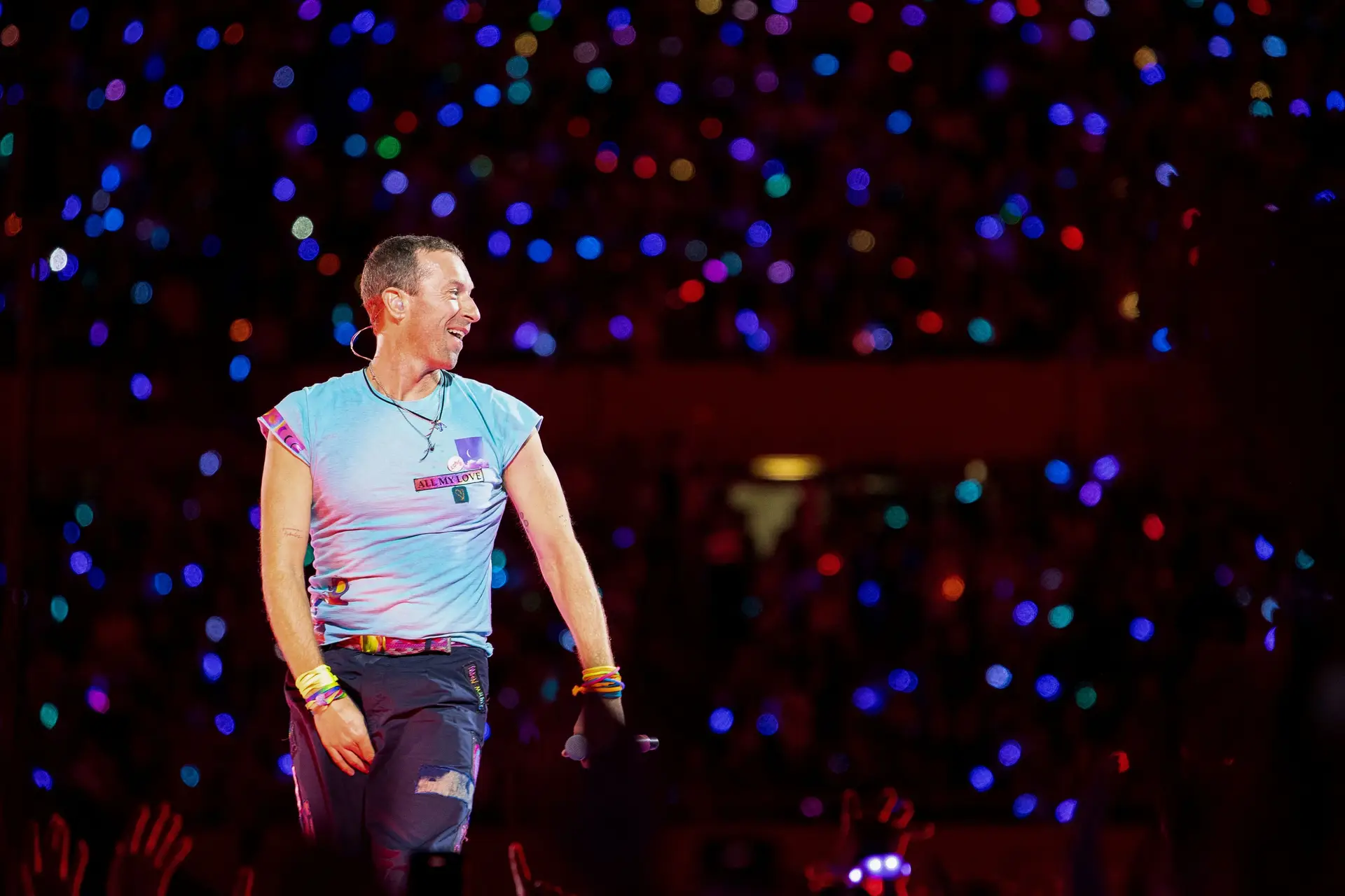 Taylor Swift versão Coldplay: Chris Martin surpreende ‘swifties’ de Viena após concertos cancelados