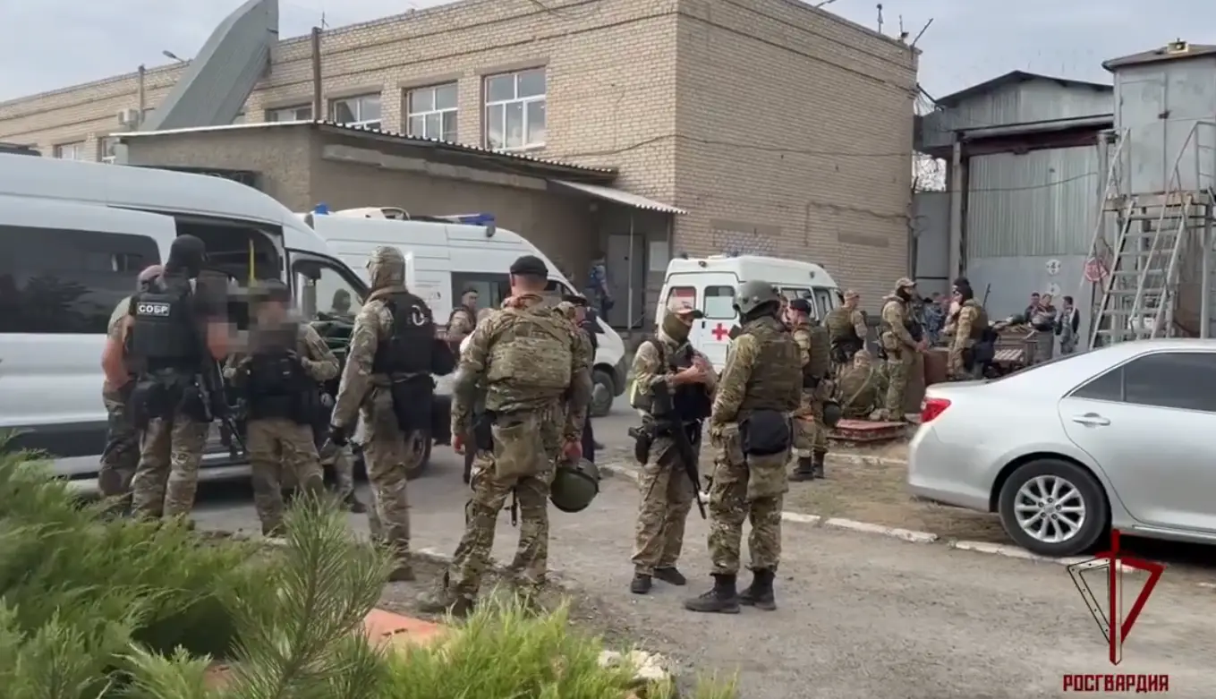 Reclusos com ligação ao Daesh matam guardas prisionais e fazem reféns em prisão na Rússia