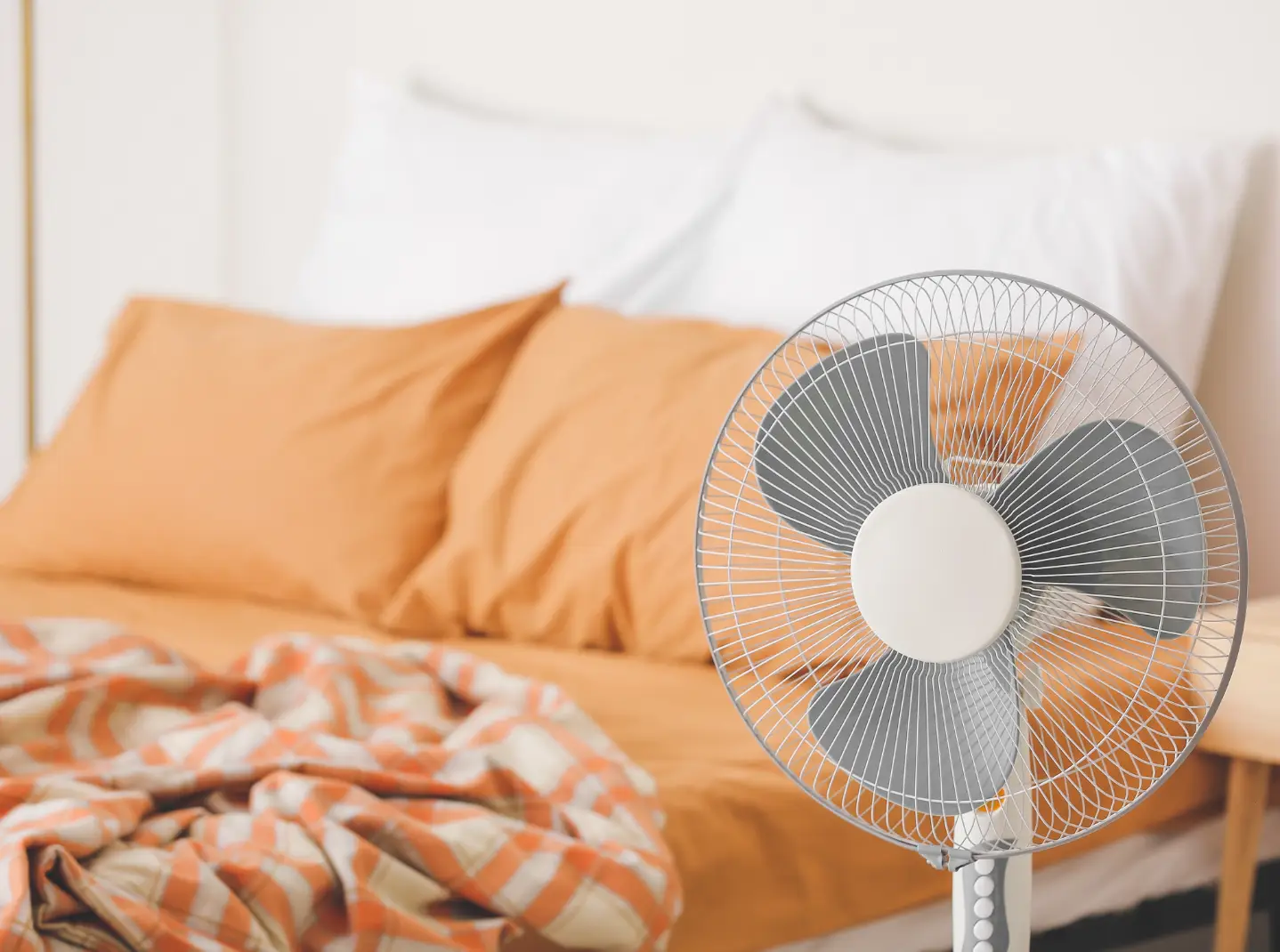 Dificuldades em adormecer nas noites quentes? Nove dicas para melhorar o sono no verão