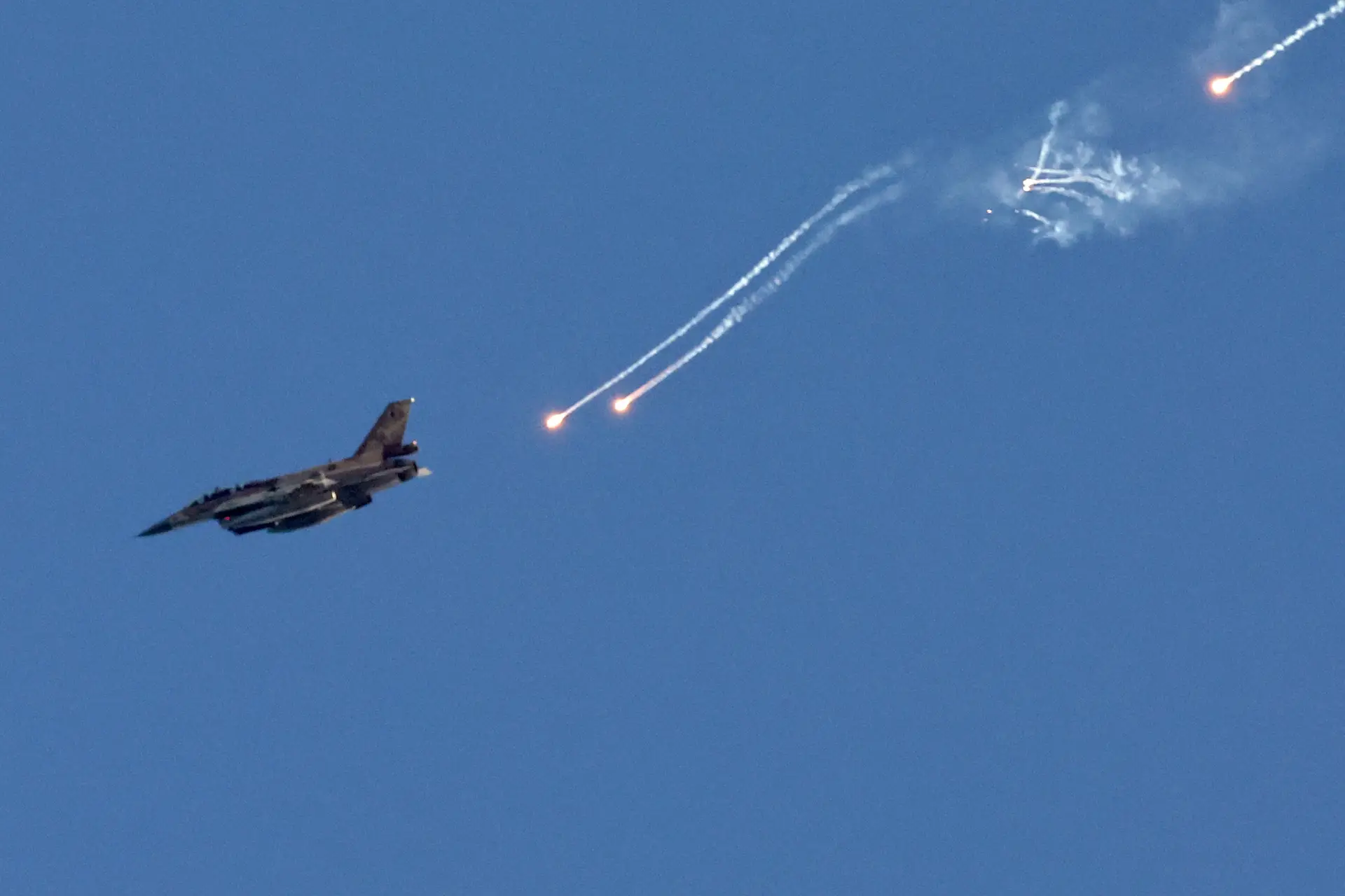 Ataques israelitas contra o Líbano matam pelo menos três pessoas