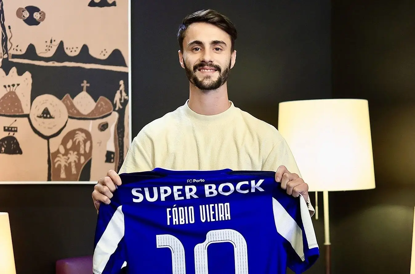 Oficial: Fábio Vieira está de regresso ao FC Porto