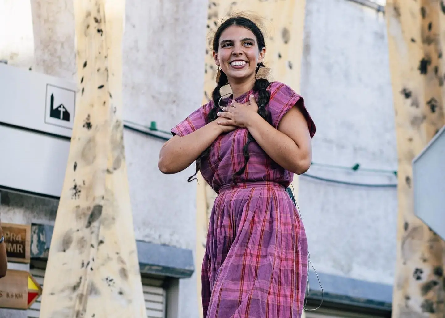 Ana Lua Caiano - artista portuguesa emergente, lançou o primeiro álbum em março deste ano. Explorando uma fusão, é autora de canções originais com influências da música tradicional e eletrónica. Num formato "one woman show", toca a solo, com recurso a loops. Atuou em vários festivais este ano, entre eles o Primavera Sound e o Bons Sons. Está nomeada para dois Globos de Ouro.