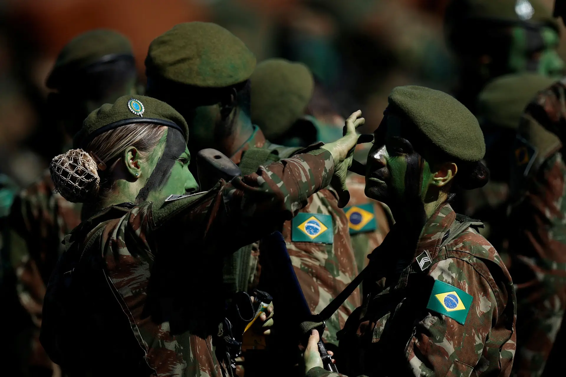 Brasil passa a permitir alistamento voluntário de mulheres nas Forças Armadas