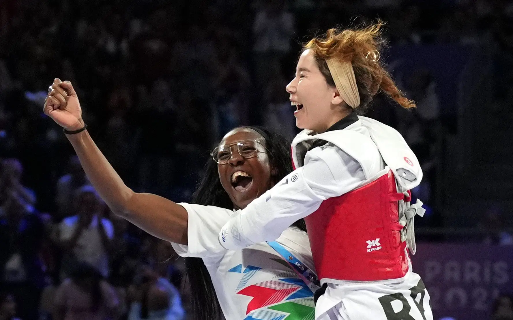 Zakia Khudadadi e a sua treinadora