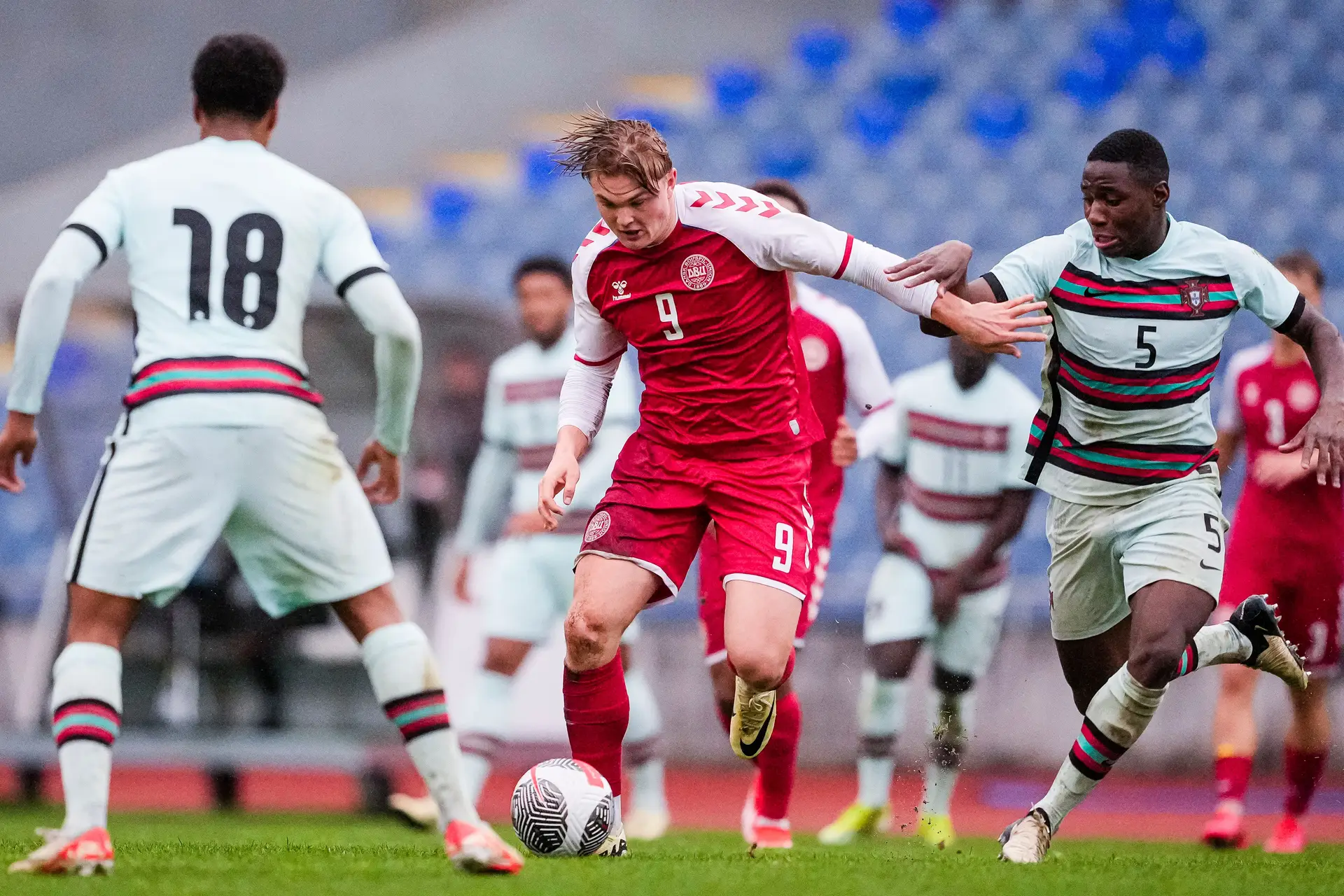 Conrad Harder pela Dinamarca, contra Portugal