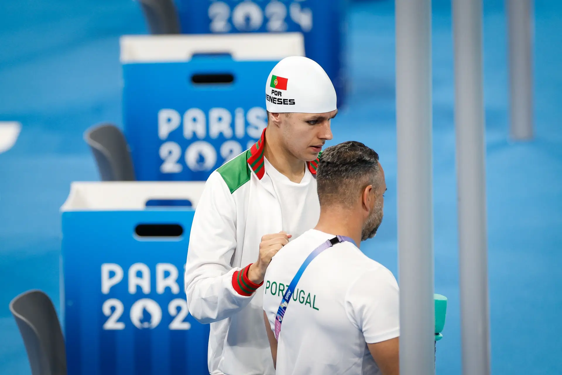 O nadador português Marco Meneses, acompanhado pelo treinador
