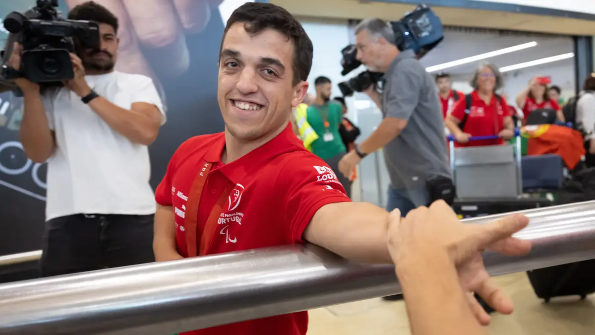 Miguel Monteiro chega ao Aeroporto de Lisboa com a medalha de ouro