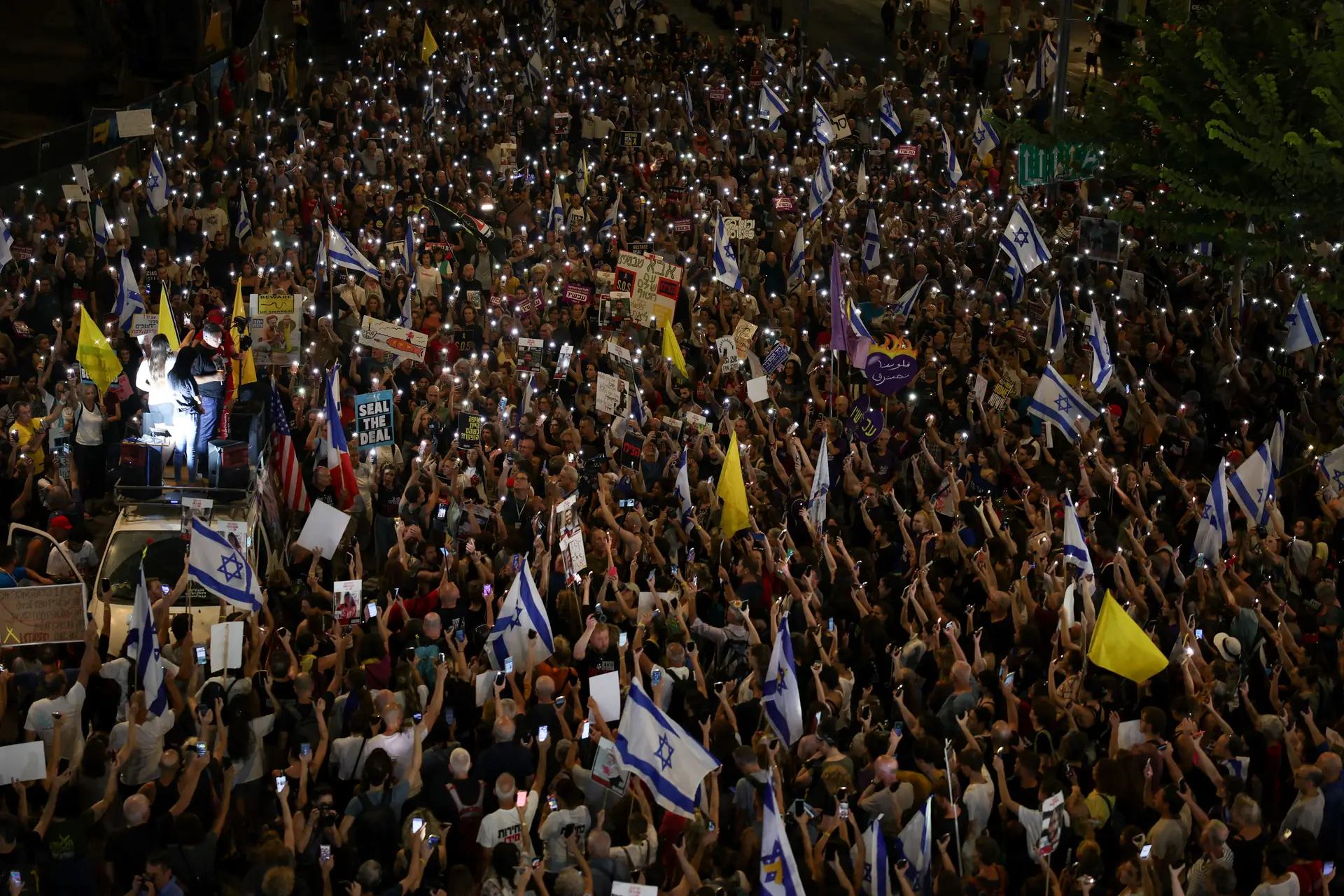 Protestos contra Netanyahu prosseguem pelo terceiro dia em várias cidades de Israel