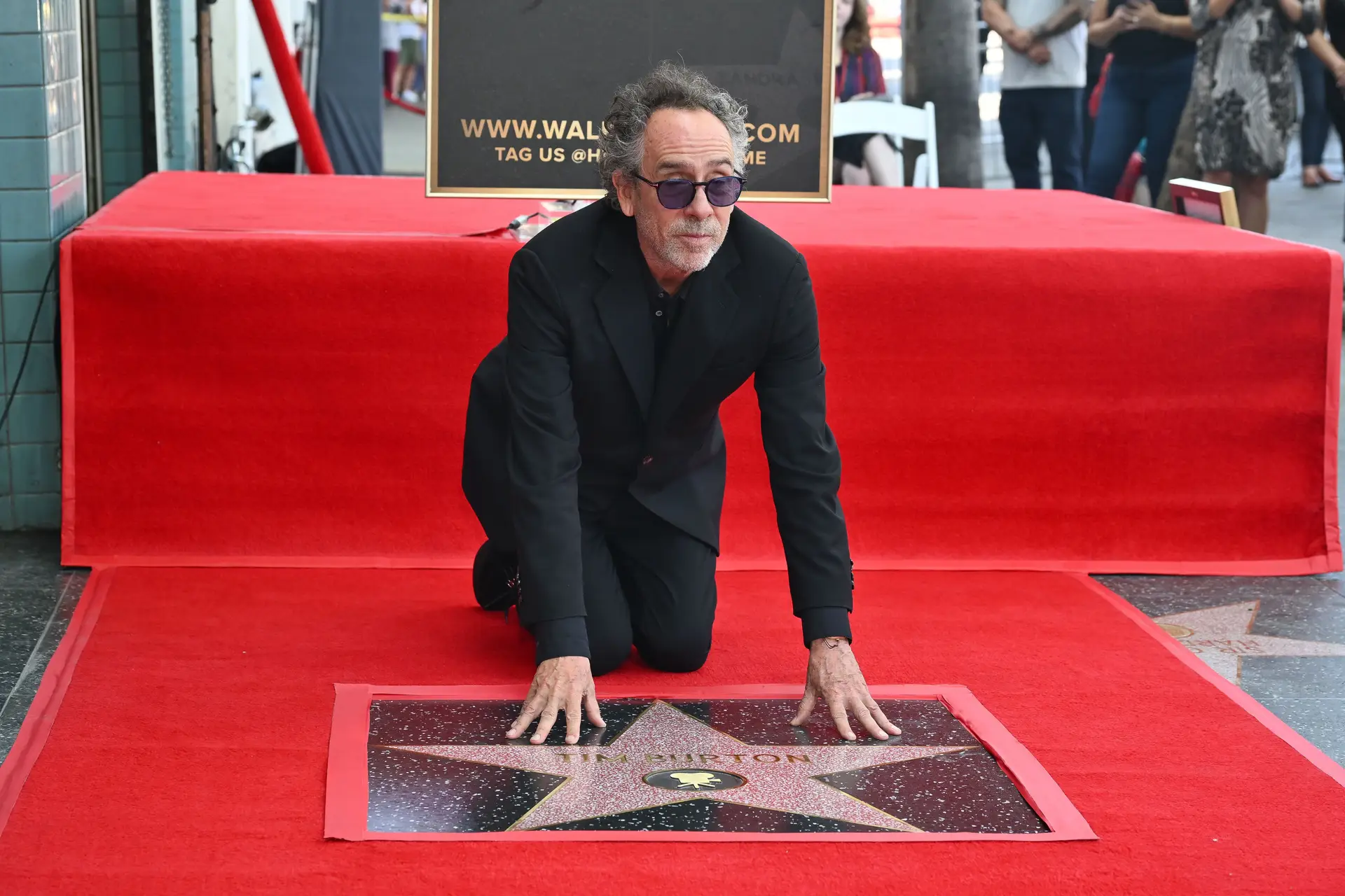 O realizador Tim Burton com a sua estrela no passeio da fama de Hollywood