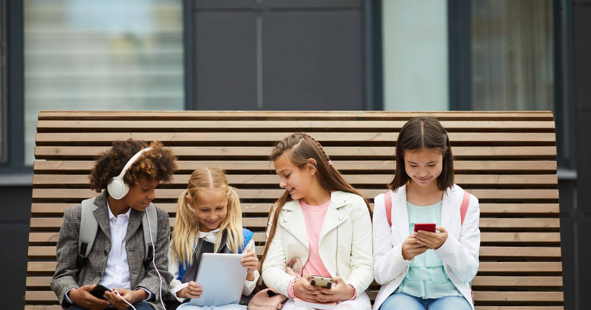 Alunos Passam Mais de 4 Horas por Dia em Frente a Ecrãs: Um Estudo Revela o Consumo Excessivo de Tecnologia