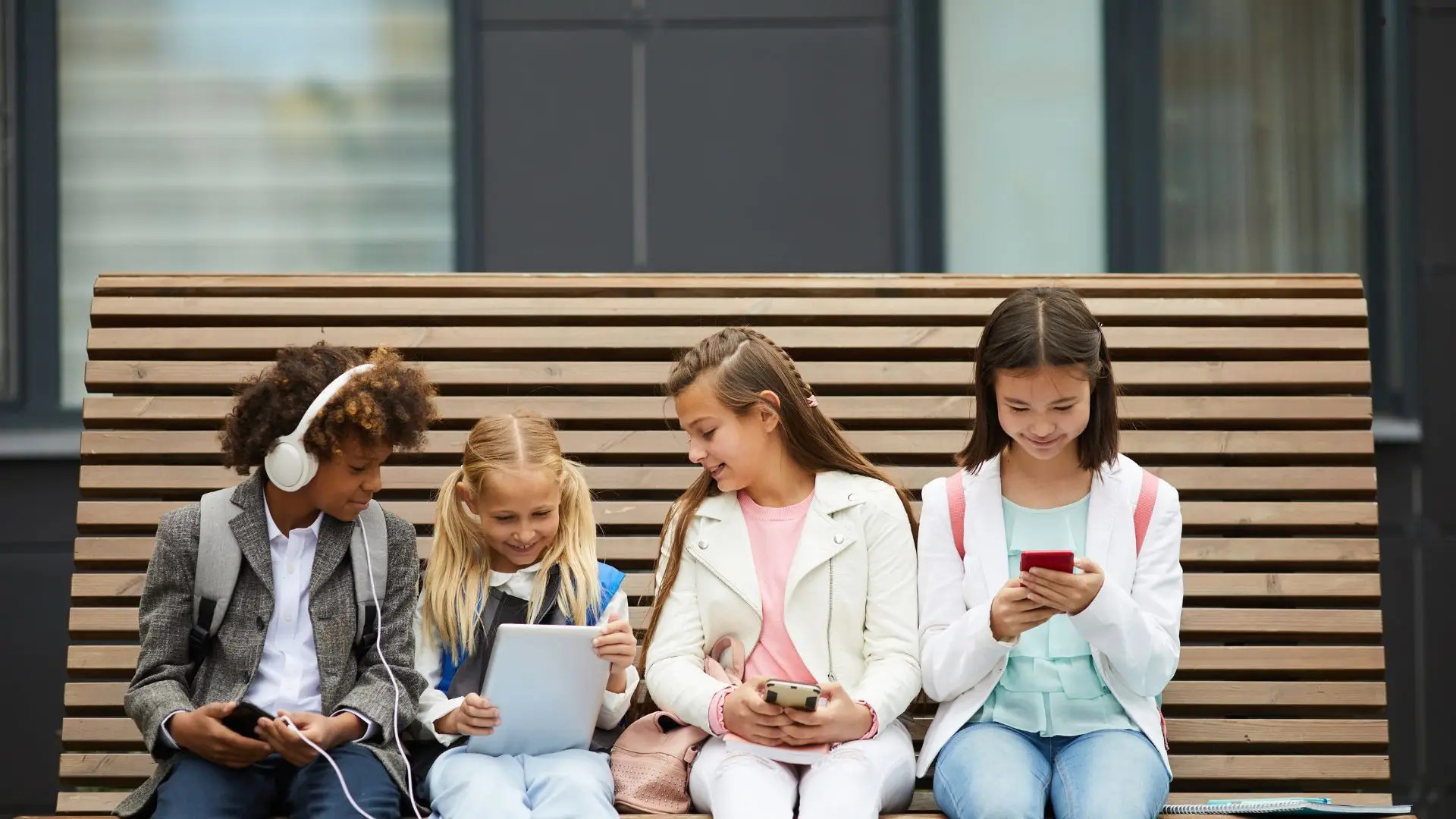 Mais de metade dos alunos a partir do 2.º ciclo passa quatro horas ou mais (por dia) em frente a um ecrã
