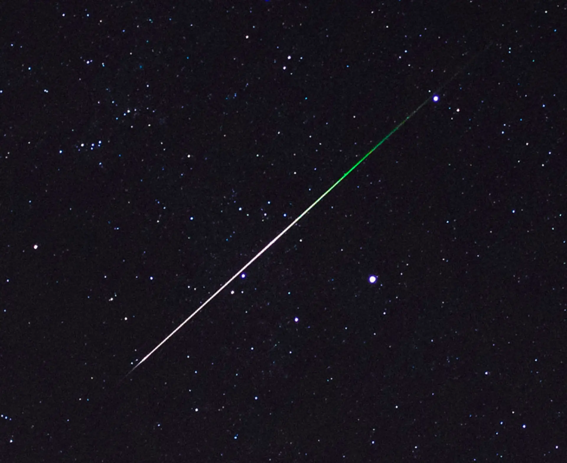 Viu um clarão de luz no céu? Meteoro iluminou noite em vários locais do país