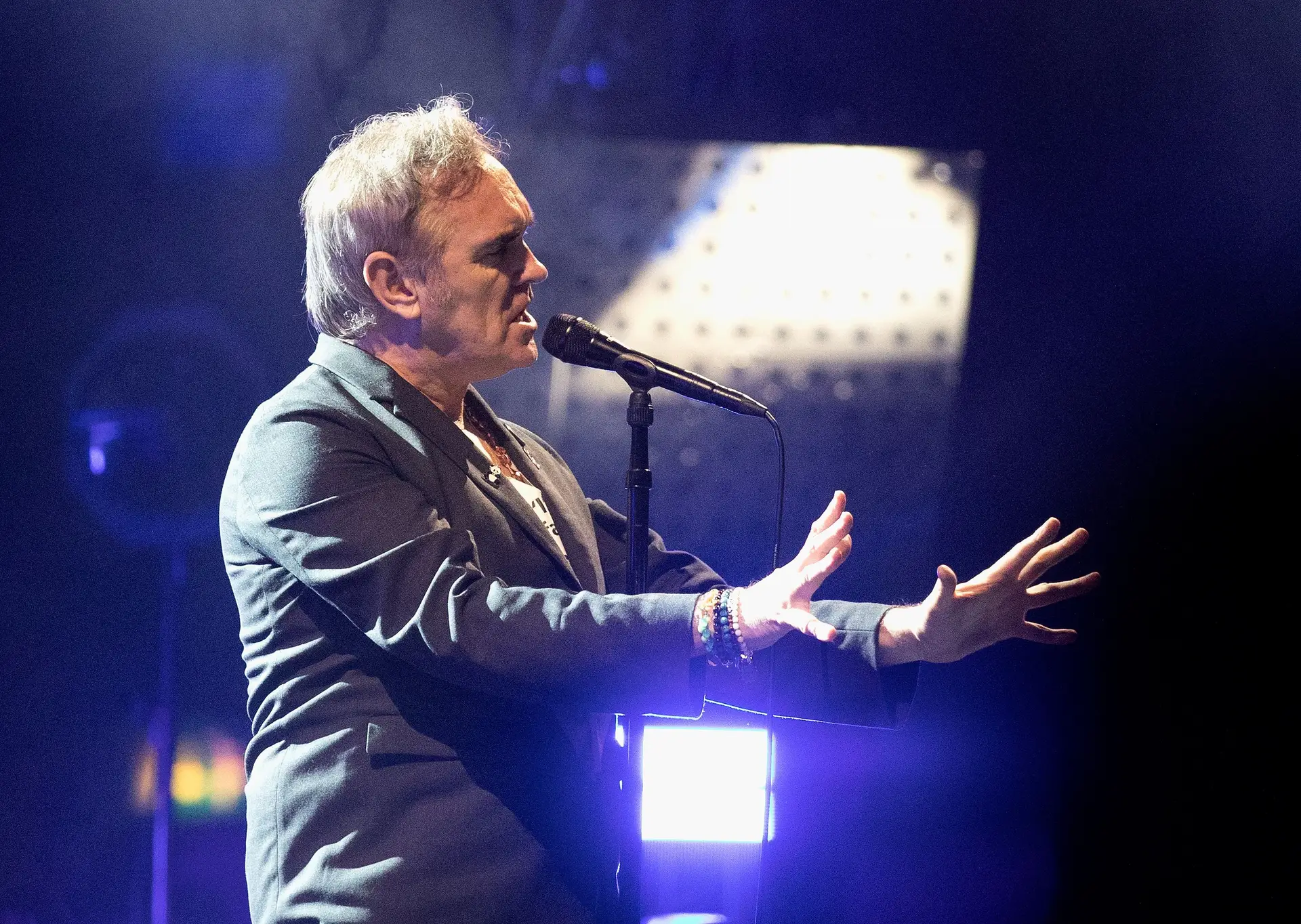 O músico Morrissey durante uma atuação em Londres