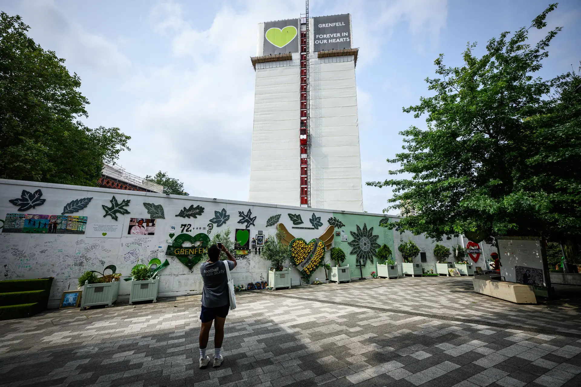 Investigação conclui que mortes num incêndio na Torre Grenfell em Londres podiam ter sido evitadas