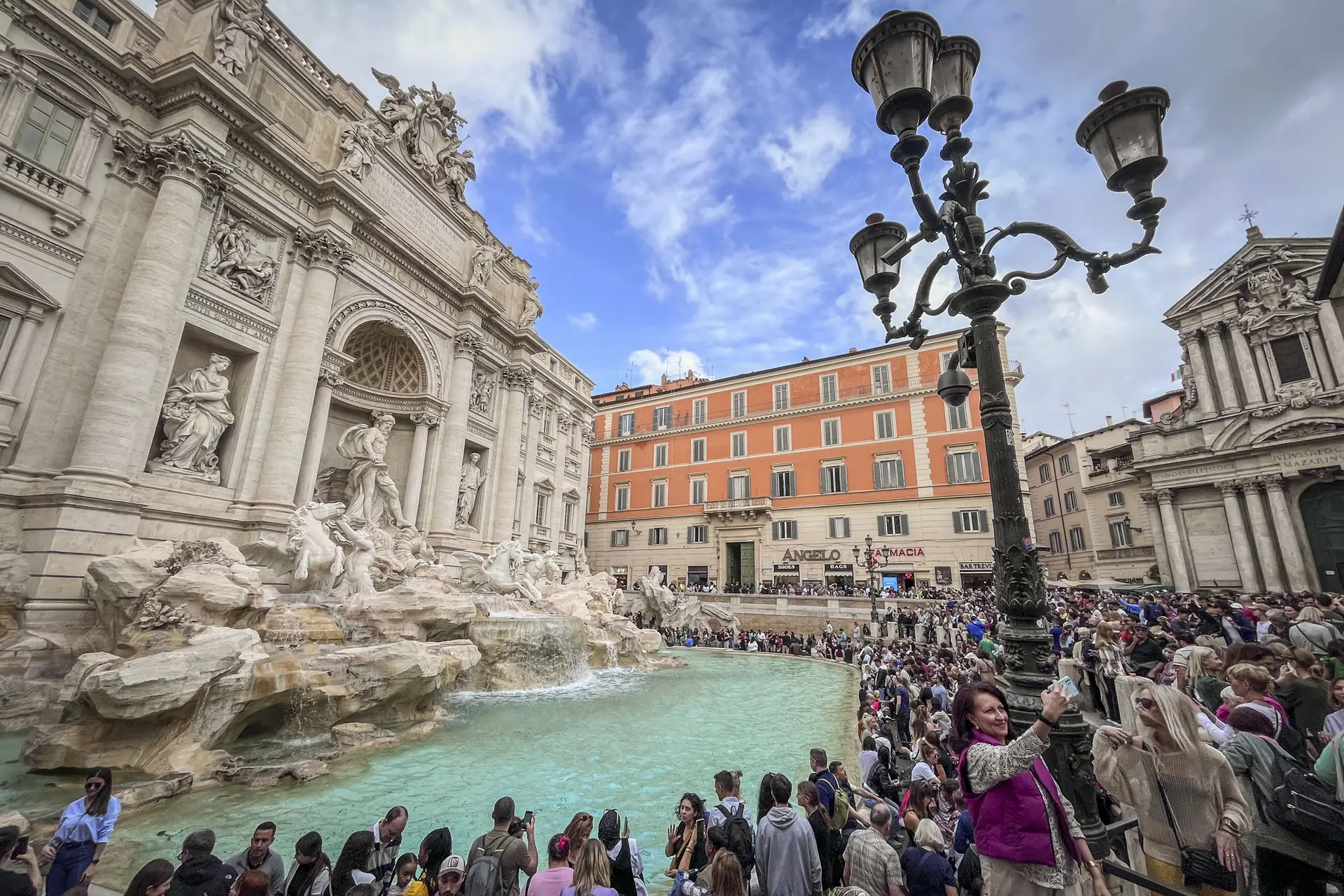 Depois de três meses de obras, Fontana di Trevi reabre ao público