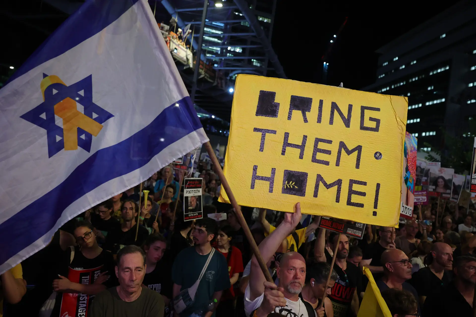 Centenas de milhares manifestam-se em Israel e exigem cessar-fogo