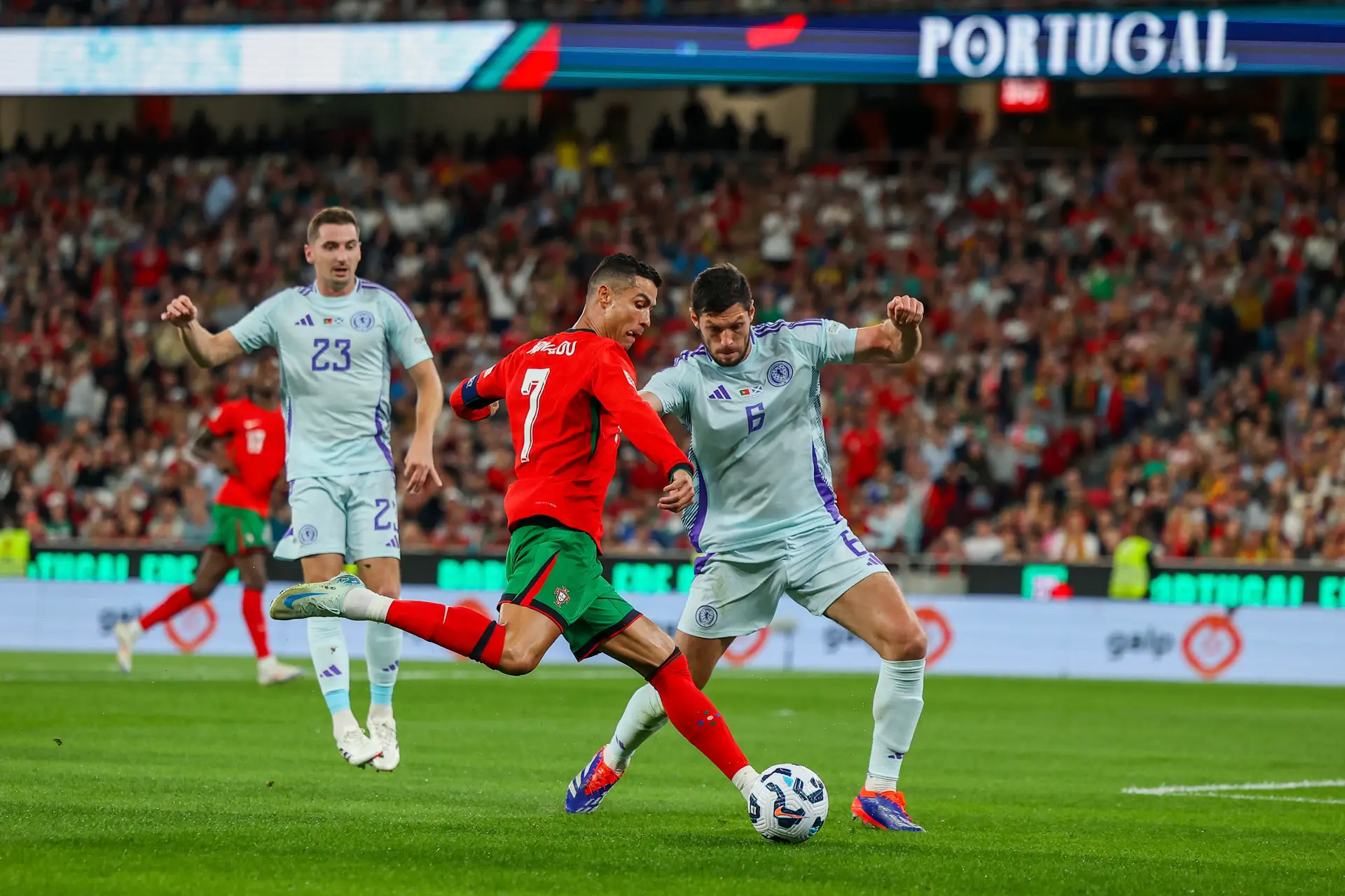Portugal vence a Escócia com Ronaldo a marcar o golo da vitória