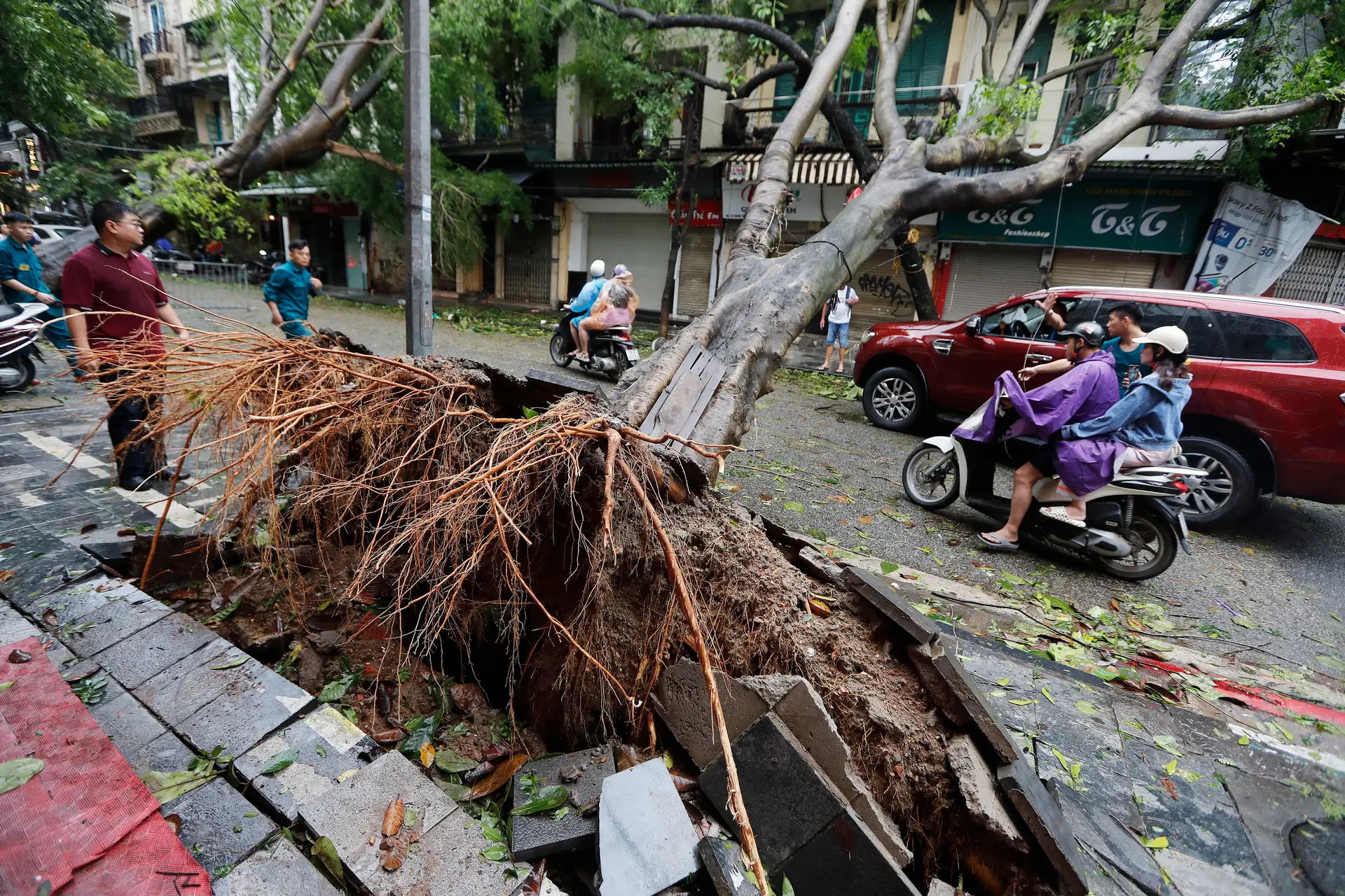 Tufão Yagi perde força no Vietname e passa a tempestade tropical