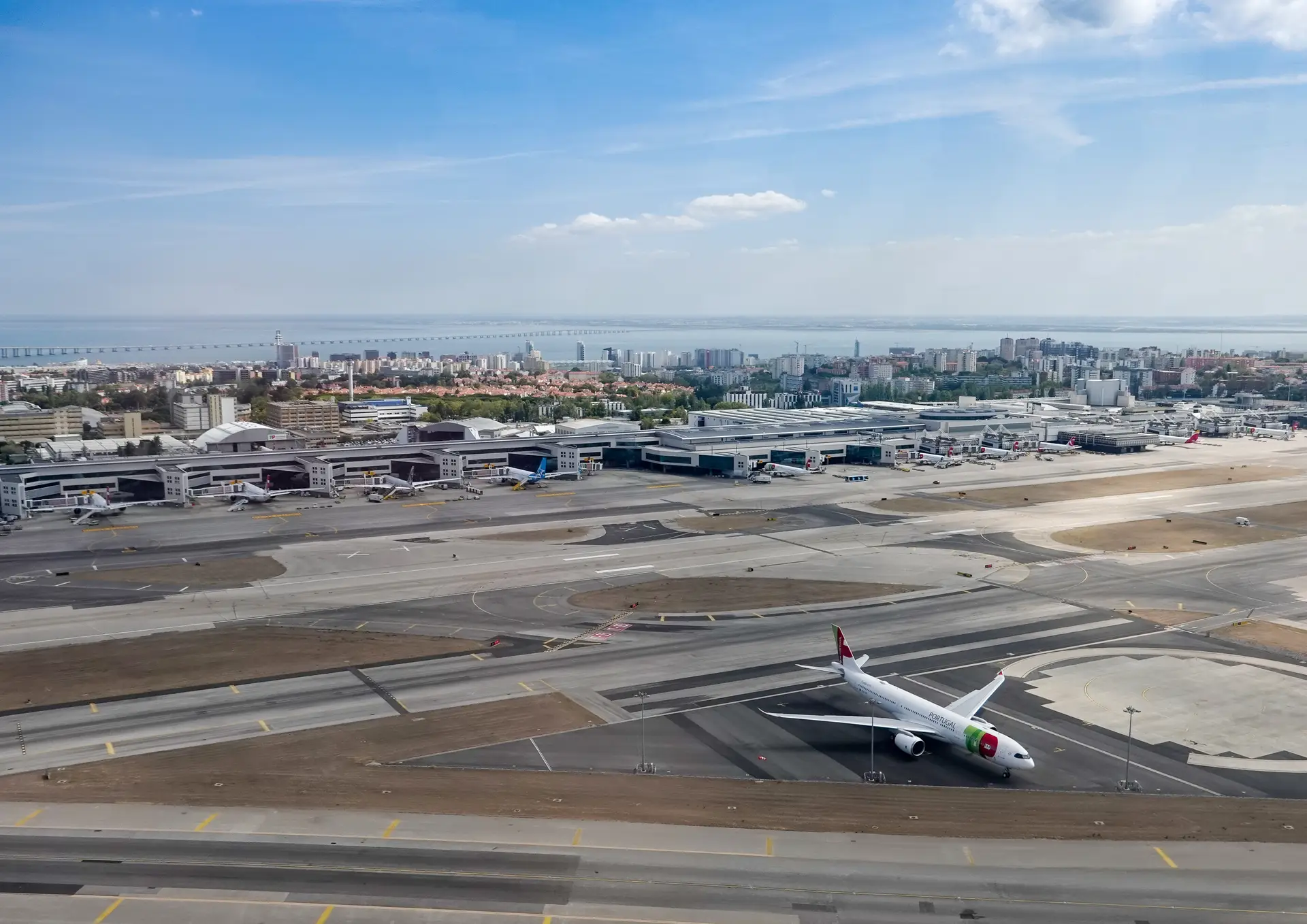 Aeroporto de Lisboa esteve sem voos durante meia-hora devido a incêndio em Loures
  #ÚltimasNotícias #lisboa