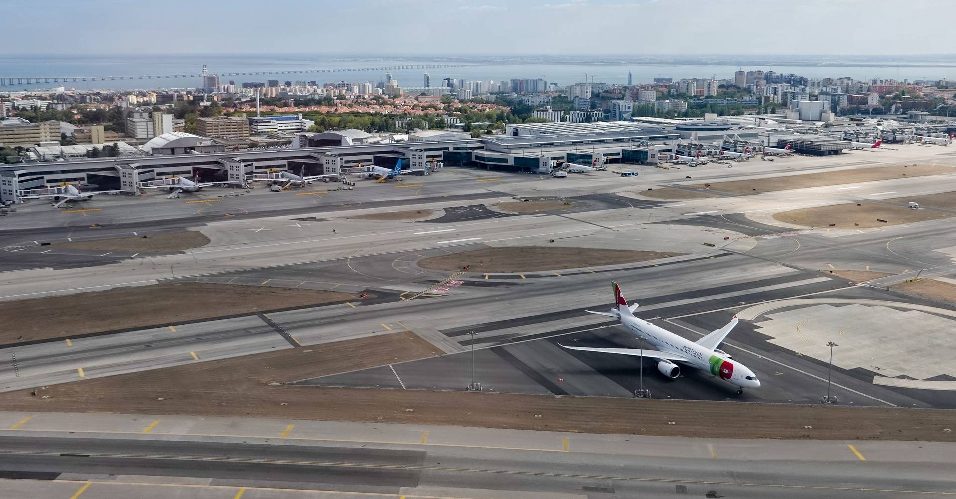 Aeroporto de Lisboa: Governo já chegou a acordo com a Força Aérea para saída do terminal militar
  #ÚltimasNotícias #lisboa