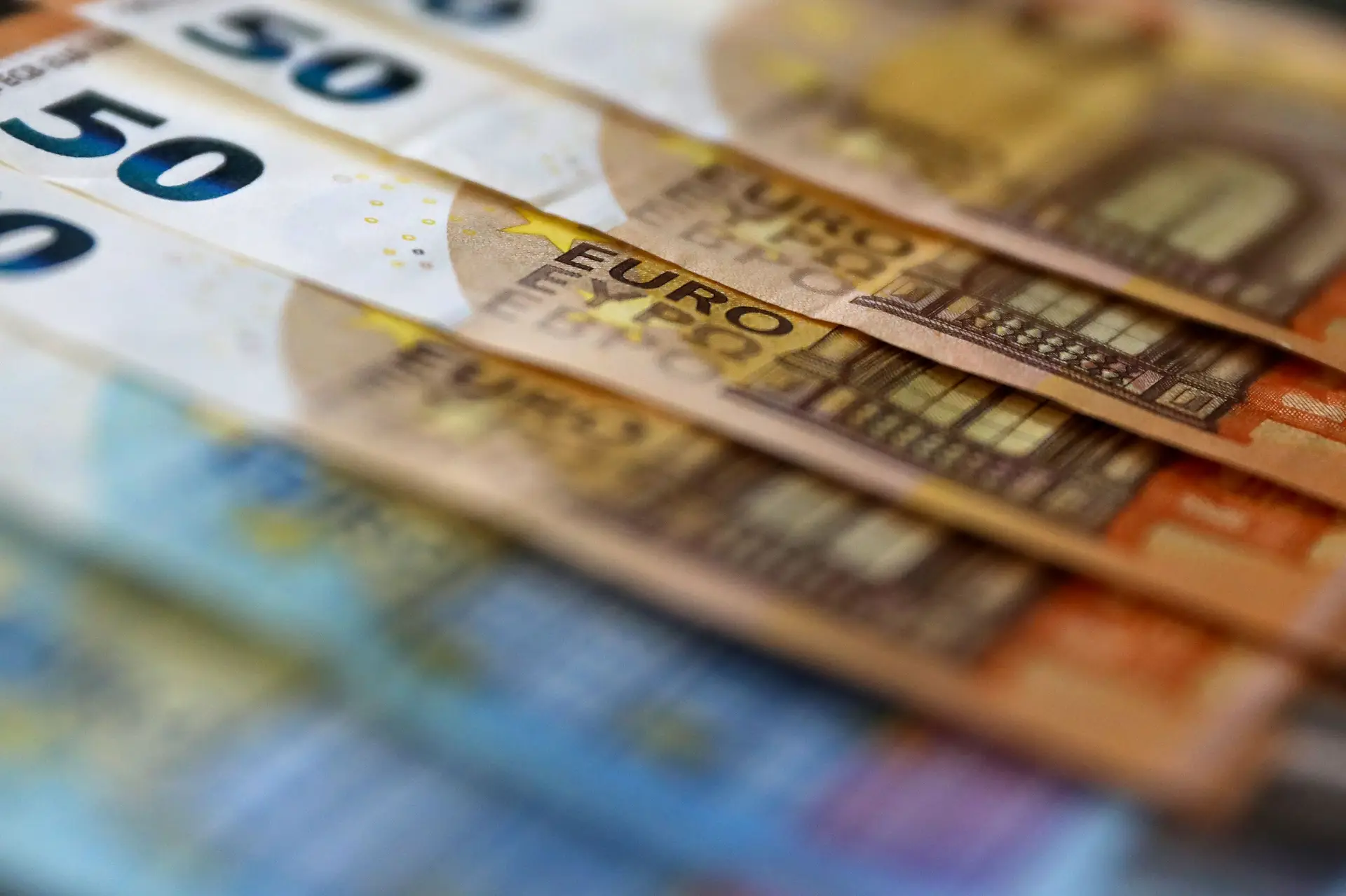 Bruxelas mais pessimista que Governo prevê regresso a défice em 2026