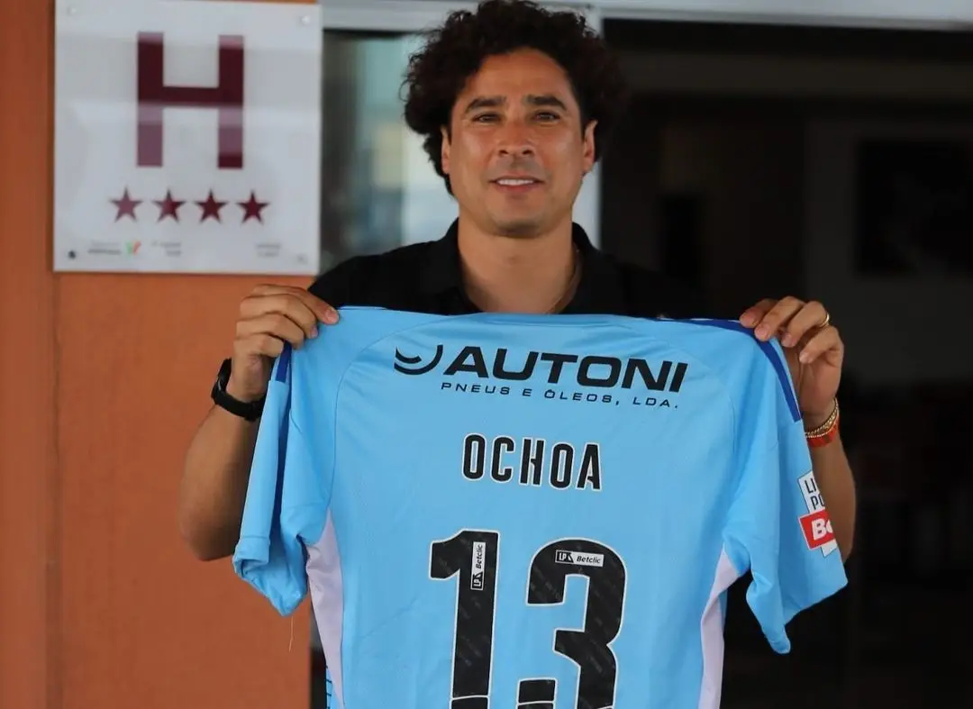 Guillermo Ochoa apresentado no AVS