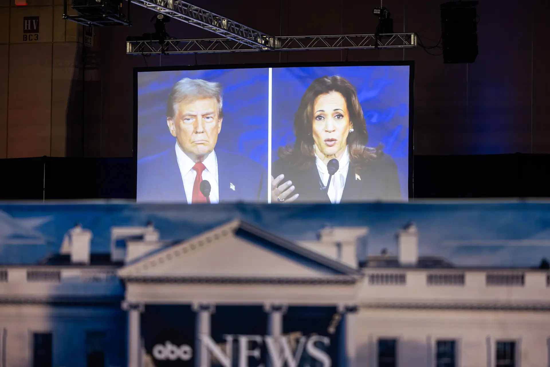 DIA D-55: Kamala goleou, Trump escorregou