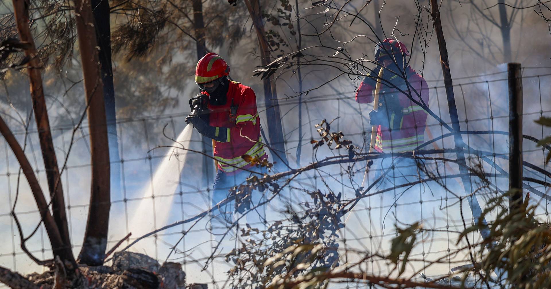 Incêndio em Belverde dado como dominado - SIC Notícias