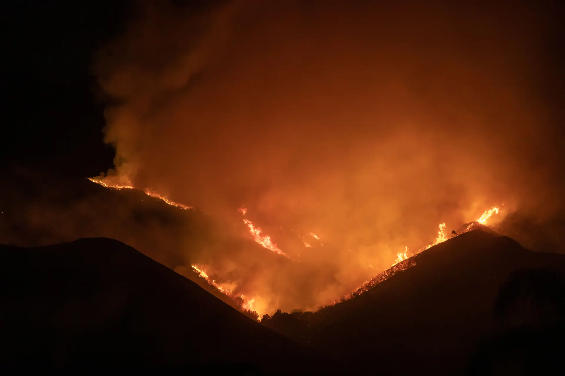 Califórnia: imagens impressionantes mostram mulher a caminhar sozinha rodeada de chamas até ser salva pelos bombeiros