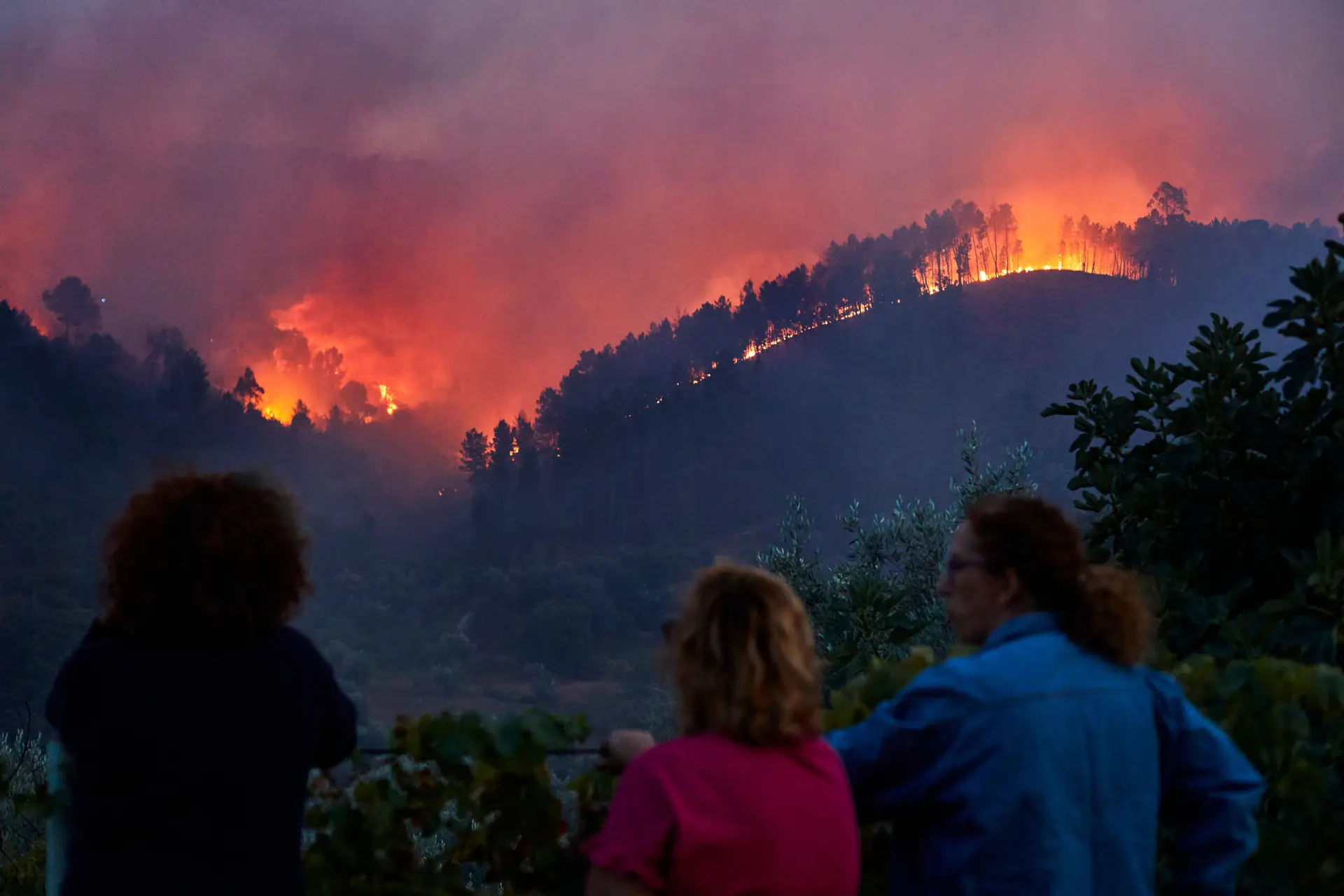 Incêndio no Fundão combatido por centenas de operacionais