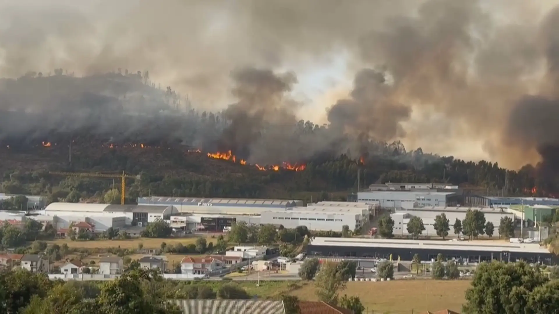 Incêndio em Braga ameaçou habitações
 #ÚltimasNotícias #Portugal