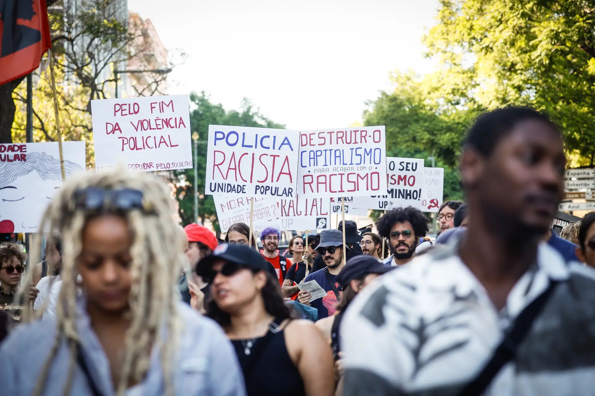 Centenas de pessoas manifestaram-se em Lisboa para exigir justiça contra a violência policial
  #ÚltimasNotícias #lisboa