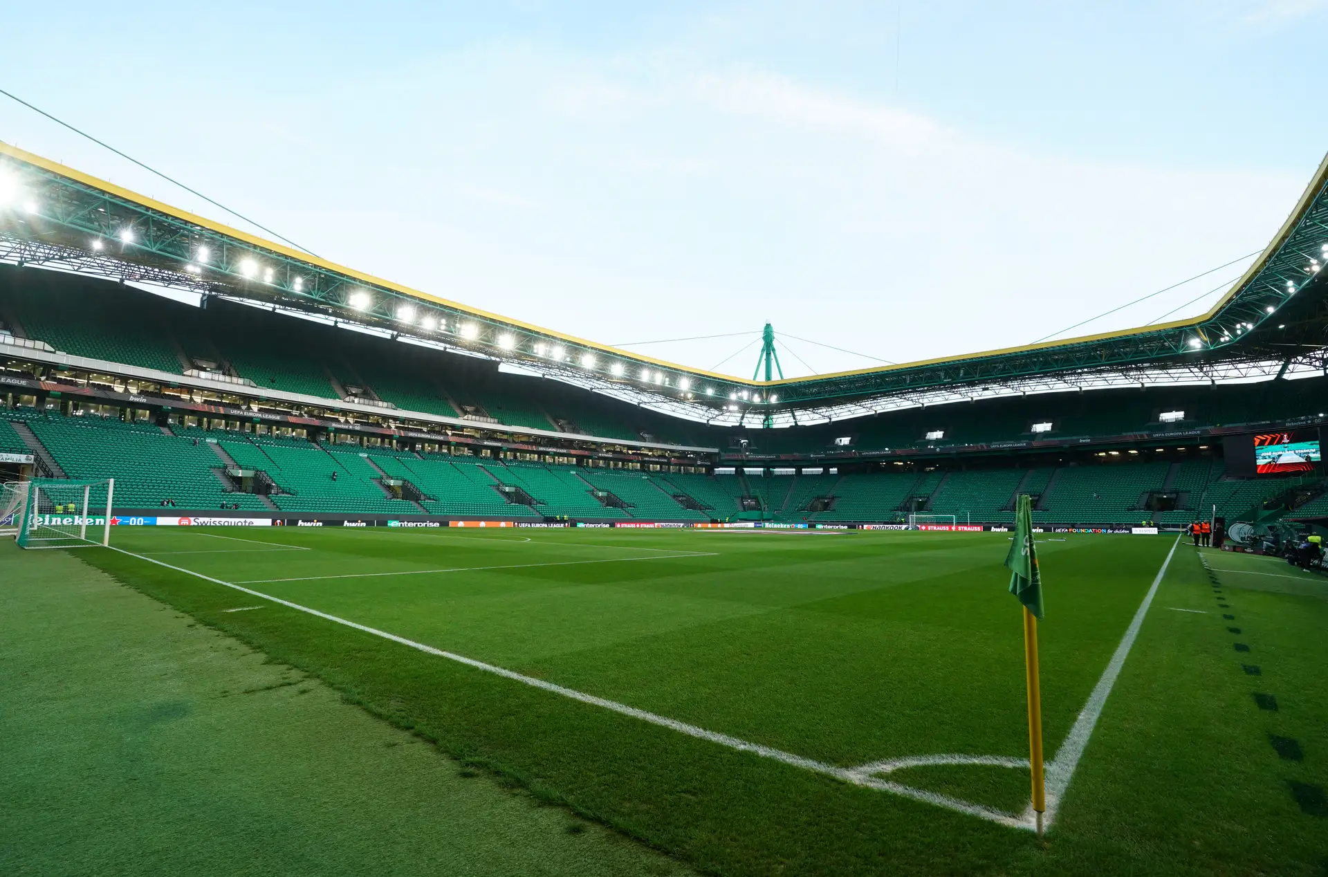 Minuto de silêncio antes do jogo entre Sporting e Lille em memória das vítimas dos incêndios