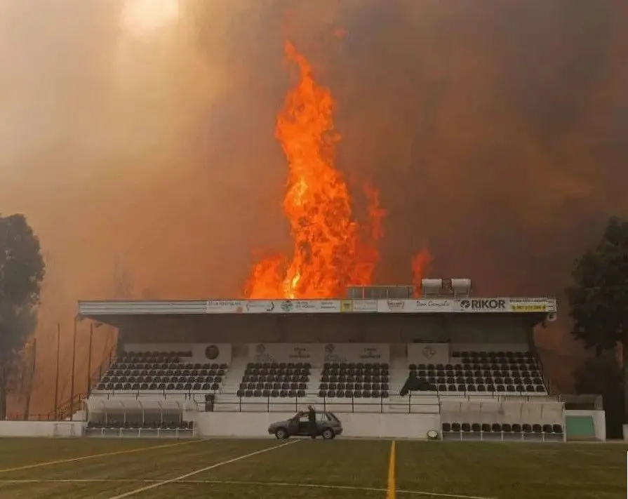Incêndio avassalador destrói instalações de clube de Aveiro