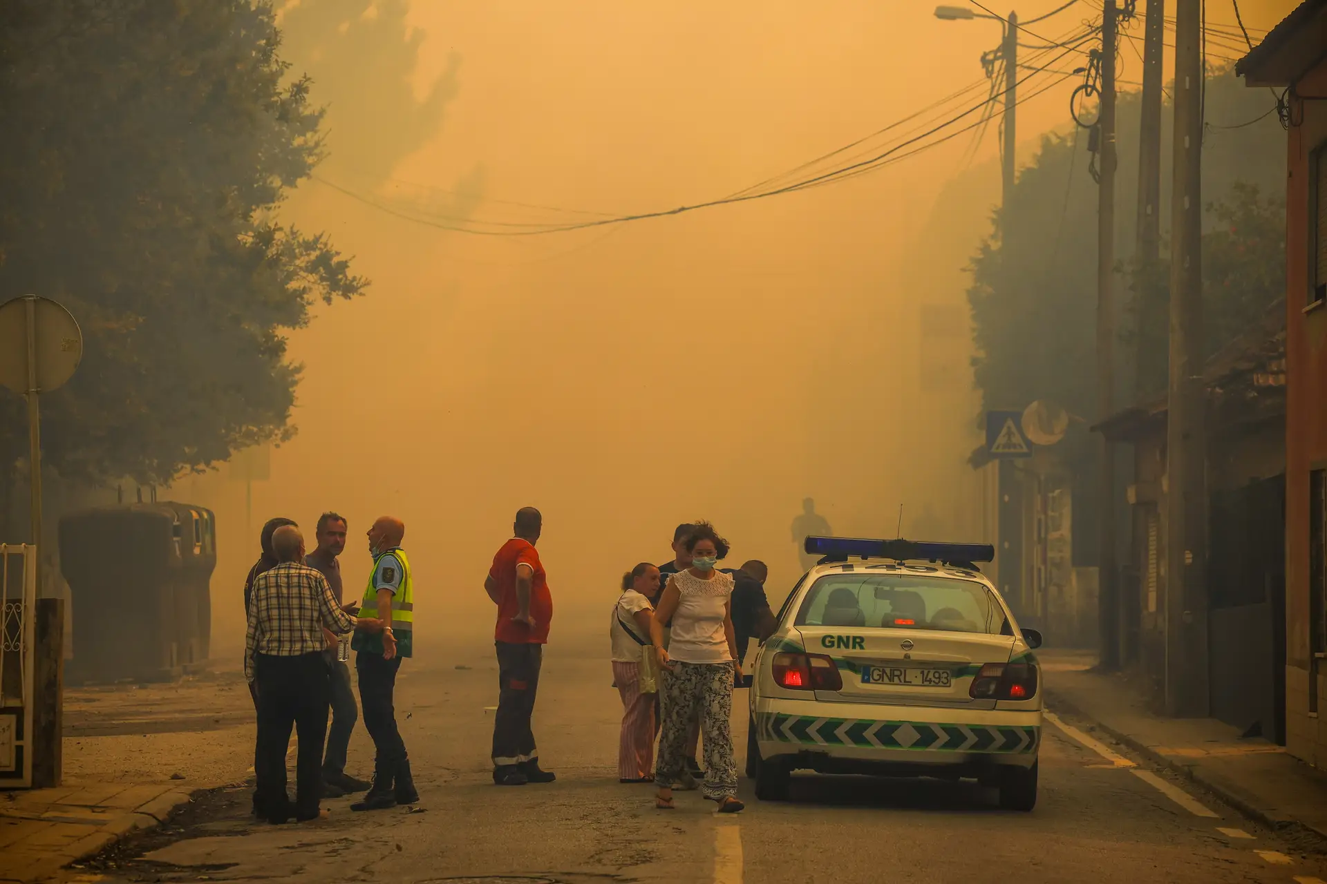 Fogo obriga a evacuar um lares, um jardim de infância e duas escolas em Gondomar
 #ÚltimasNotícias #Portugal