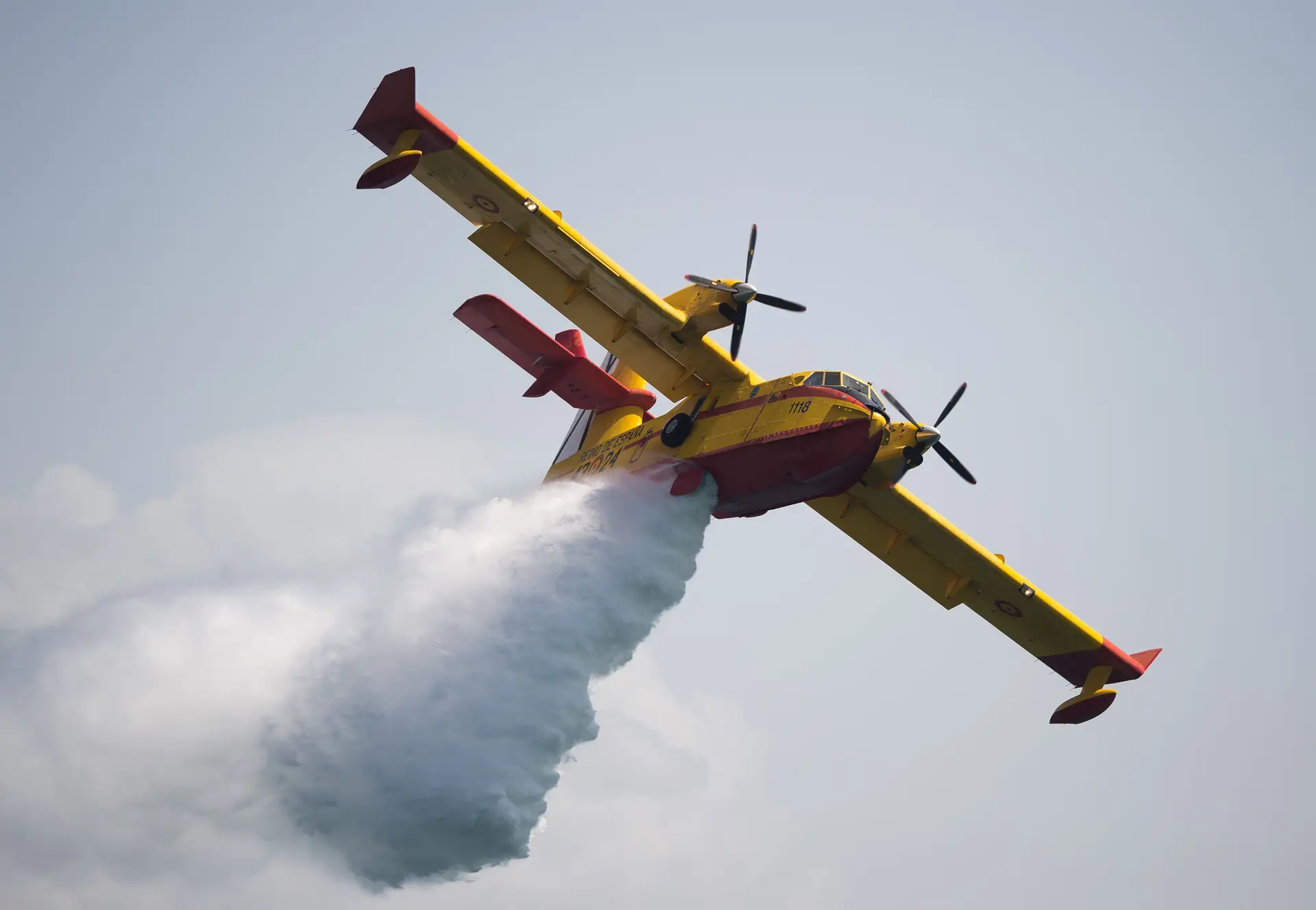 Quatro aviões de combate às chamas chegam ainda esta terça-feira de Itália e França