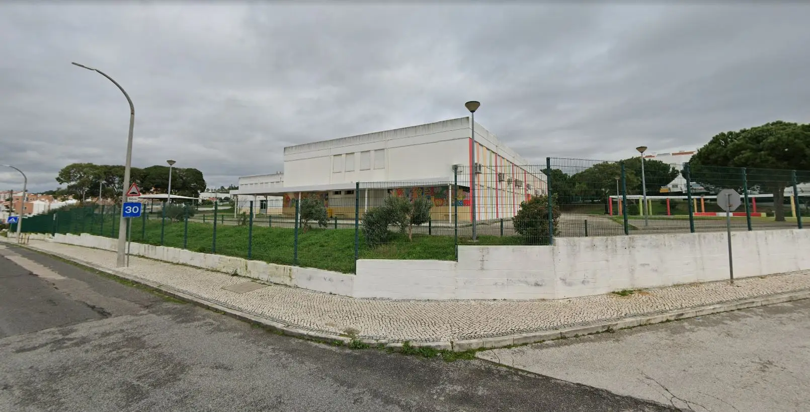 Seis alunos esfaqueados em escola da Azambuja
 #ÚltimasNotícias #Portugal