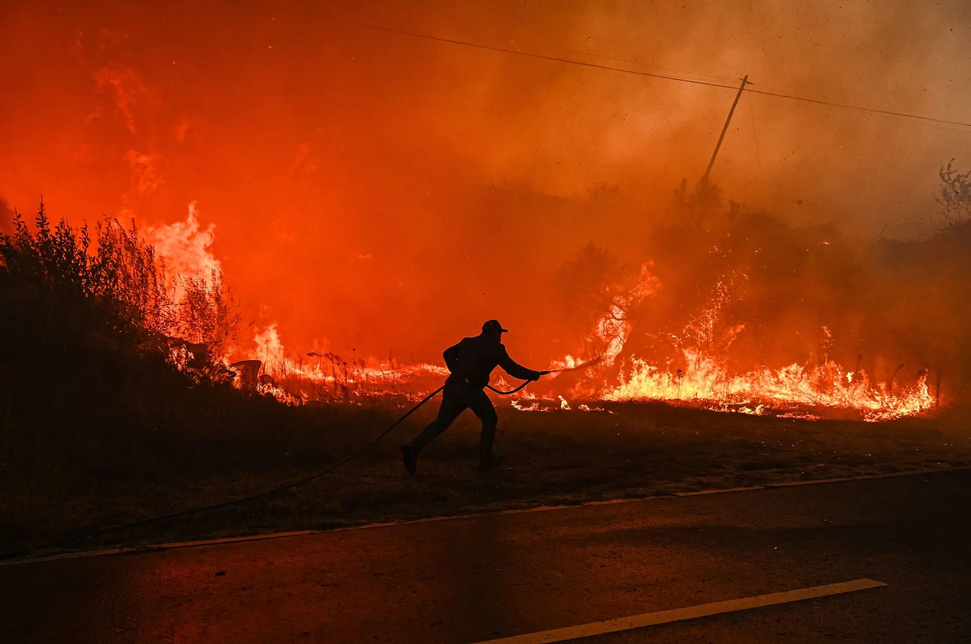 Incêndio em Arouca com seis frentes ativas, prevê-se noite de combate às chamas