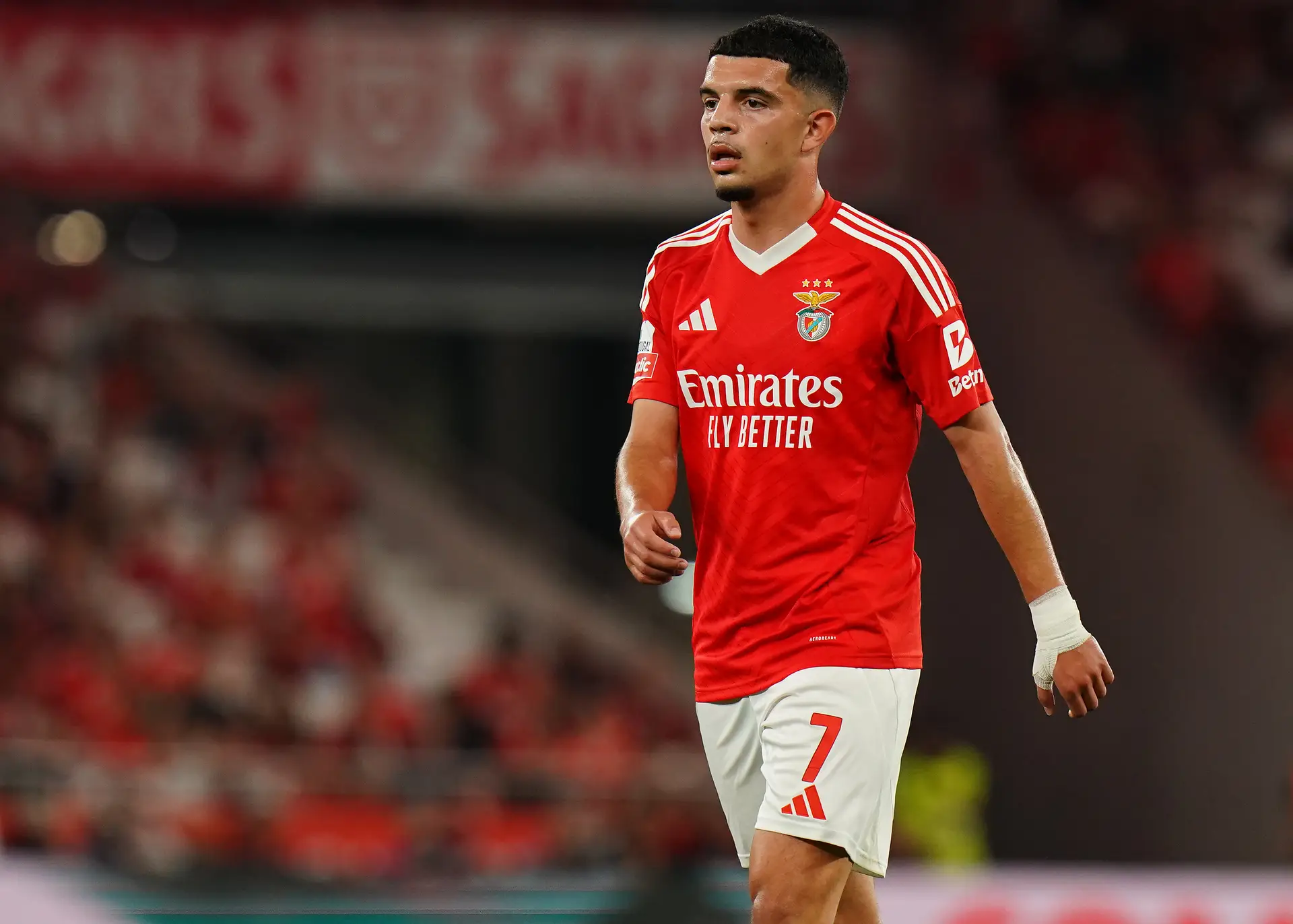 Suíço Zeki Amdouni deixa Benfica e regressa ao Burnley