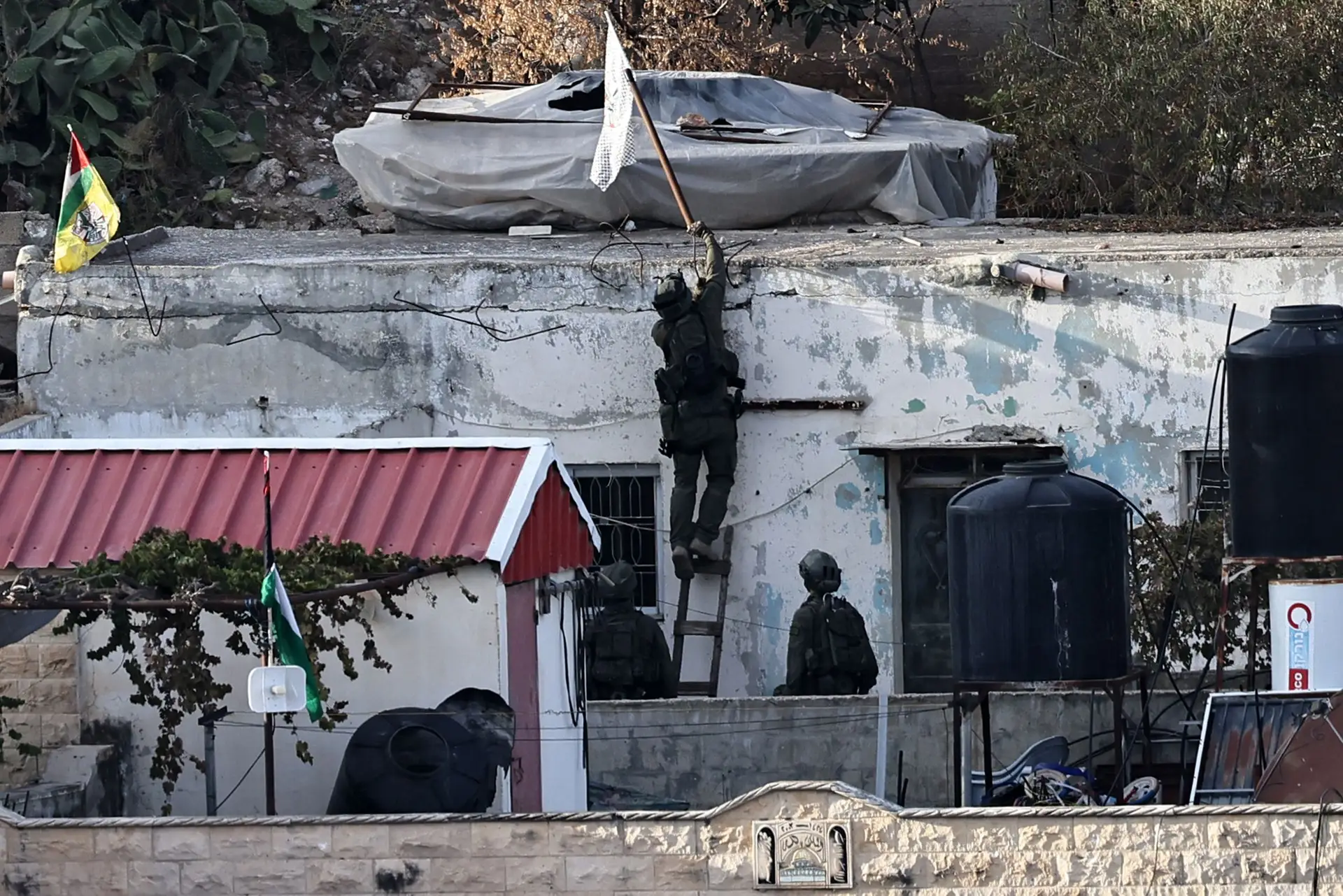 Soldados israelitas 'apanhados' a empurrar corpos de palestinianos de um telhado