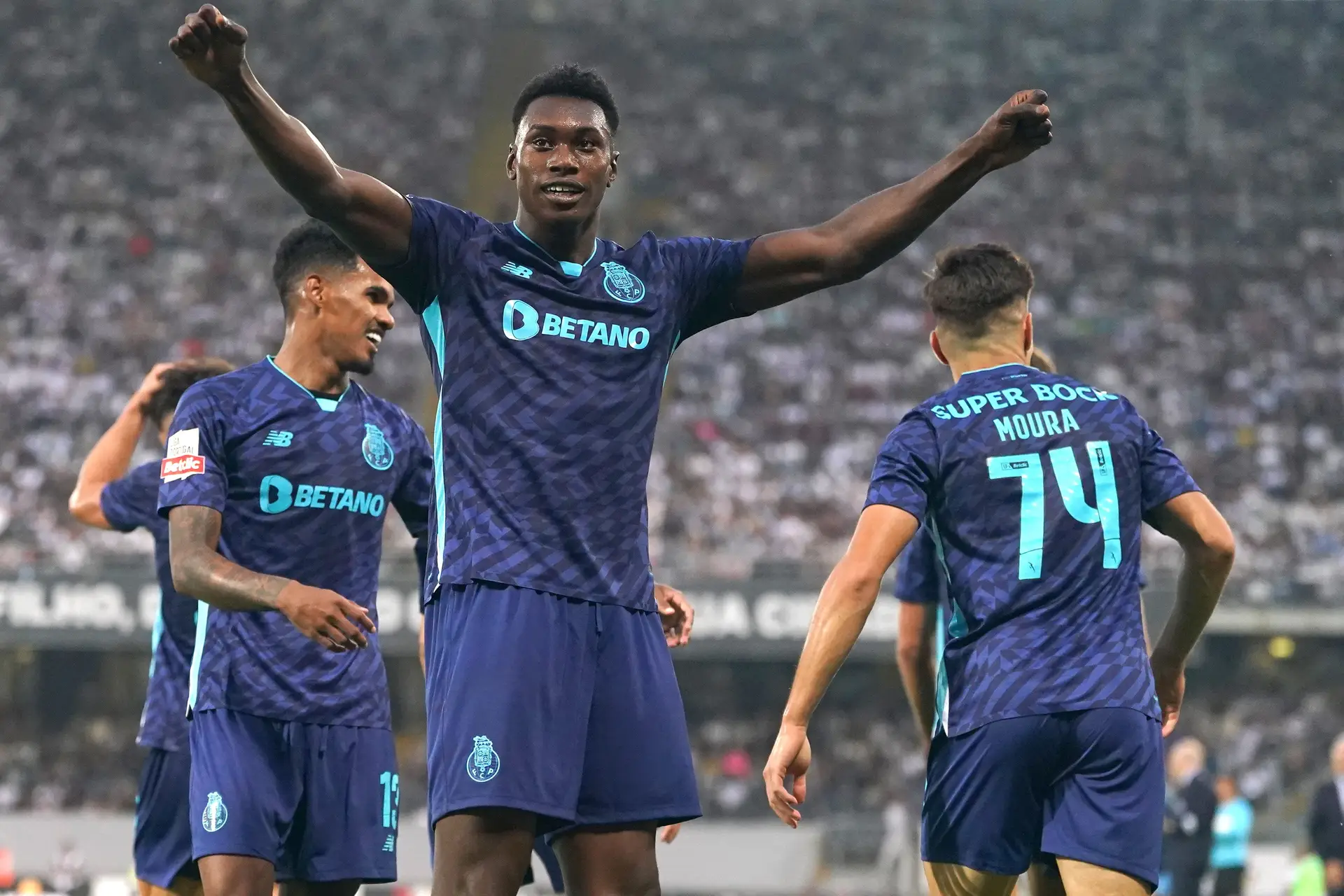 FC Porto vence Vitória de Guimarães e cola-se provisoriamente ao Sporting